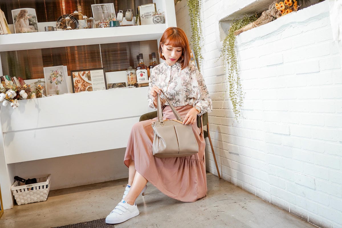 專櫃包包推薦 KINAZ 永生花系列柔軟大容量斜背托特包 #迷霧可可 開箱 LOOKBOOK17.jpg