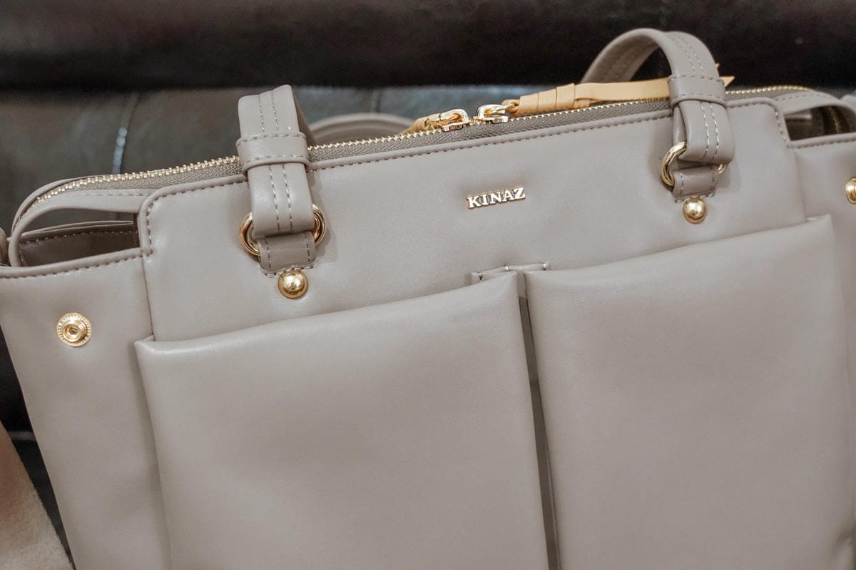 專櫃包包推薦 KINAZ 永生花系列柔軟大容量斜背托特包 #迷霧可可 開箱 LOOKBOOK2A.jpg