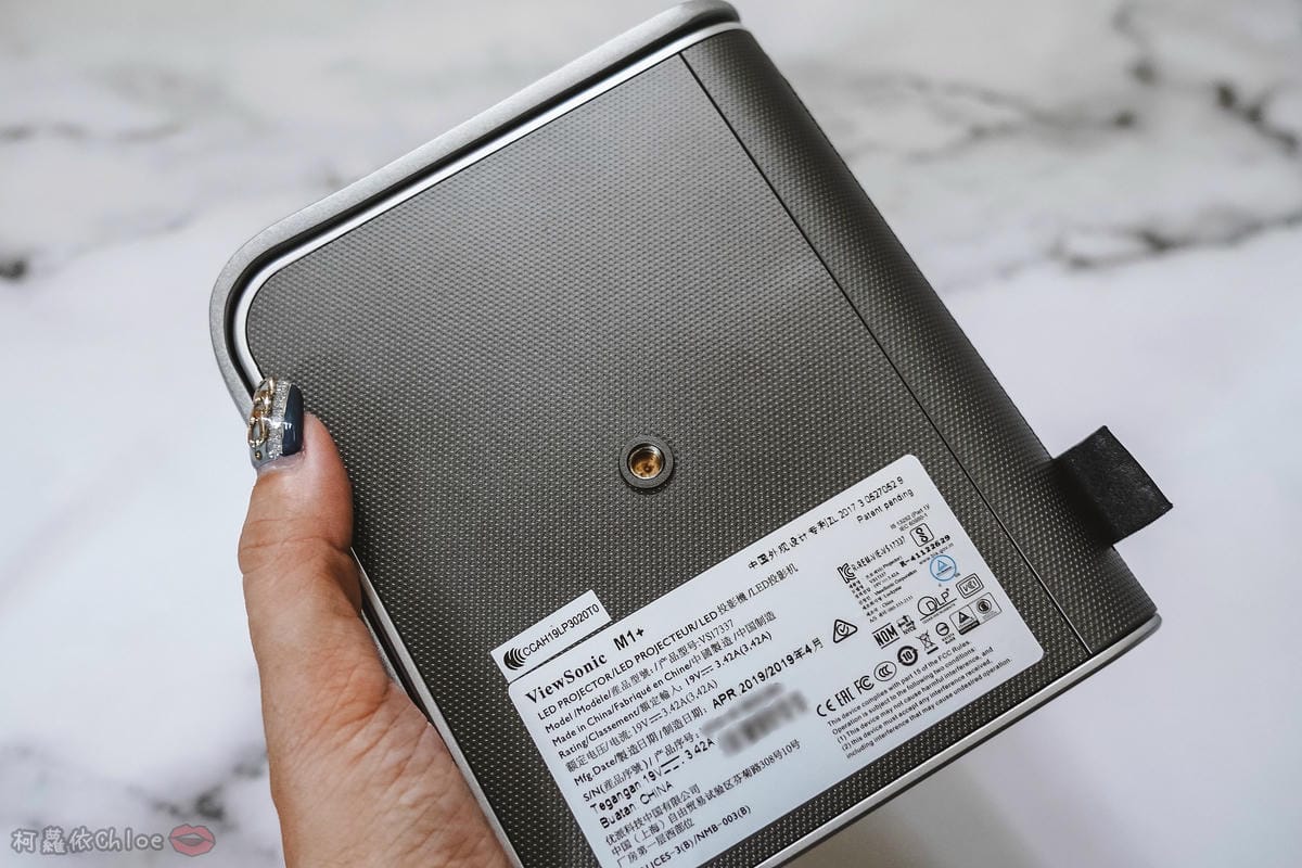 開箱 ViewSonic M1+ WVGA 360度無線巧攜投影機 迷你輕巧實用性超高!無線投影讓我追劇更享受!家庭娛樂、商務、露營適用4A.jpg 開箱 ViewSonic M1+ WVGA 360度無線巧攜投影機 迷你輕巧實用性超高!無線投影讓我追劇更享受!家庭娛樂、商務、露營適用4A.jpg