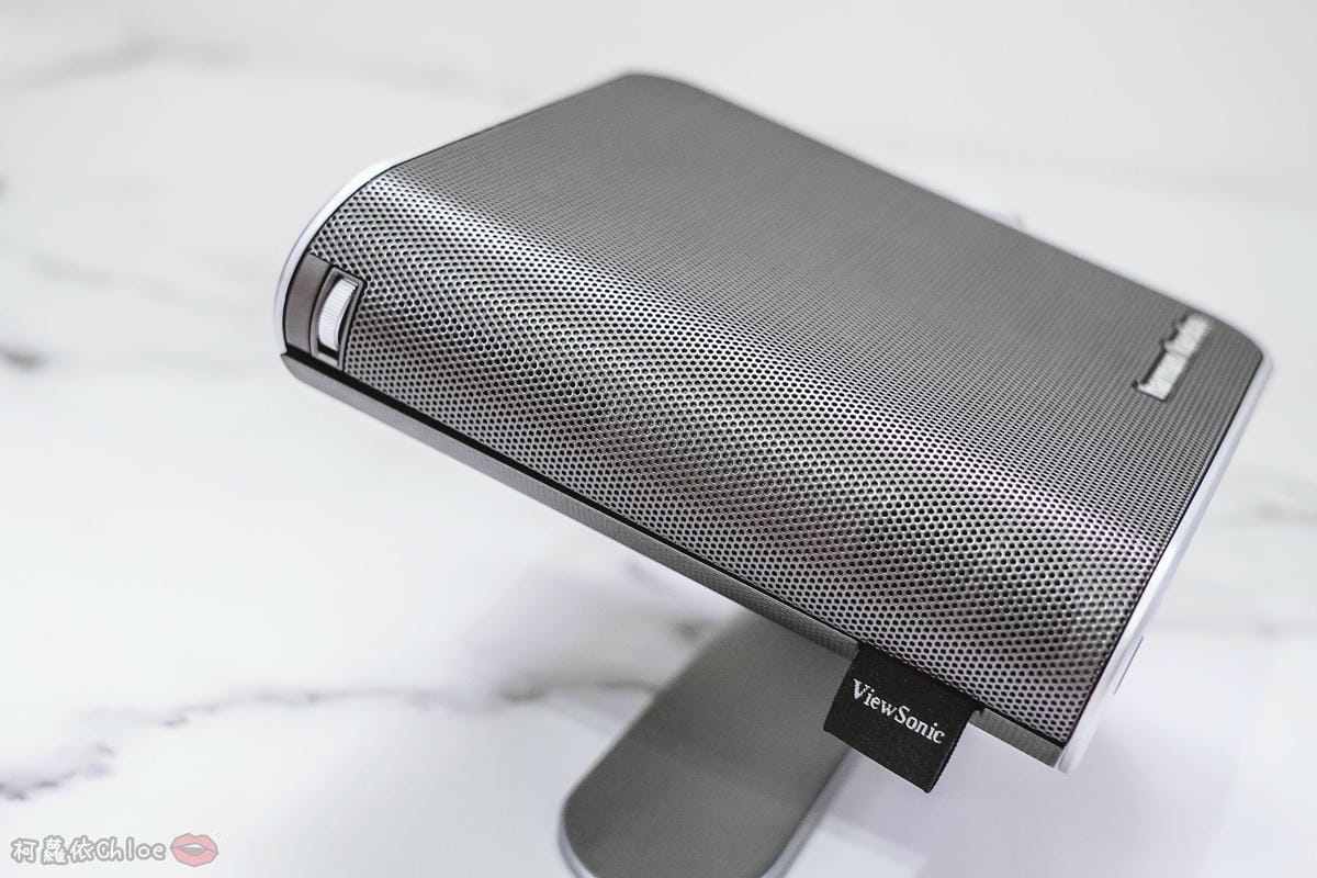 開箱 ViewSonic M1+ WVGA 360度無線巧攜投影機 迷你輕巧實用性超高!無線投影讓我追劇更享受!家庭娛樂、商務、露營適用12.jpg 開箱 ViewSonic M1+ WVGA 360度無線巧攜投影機 迷你輕巧實用性超高!無線投影讓我追劇更享受!家庭娛樂、商務、露營適用12.jpg