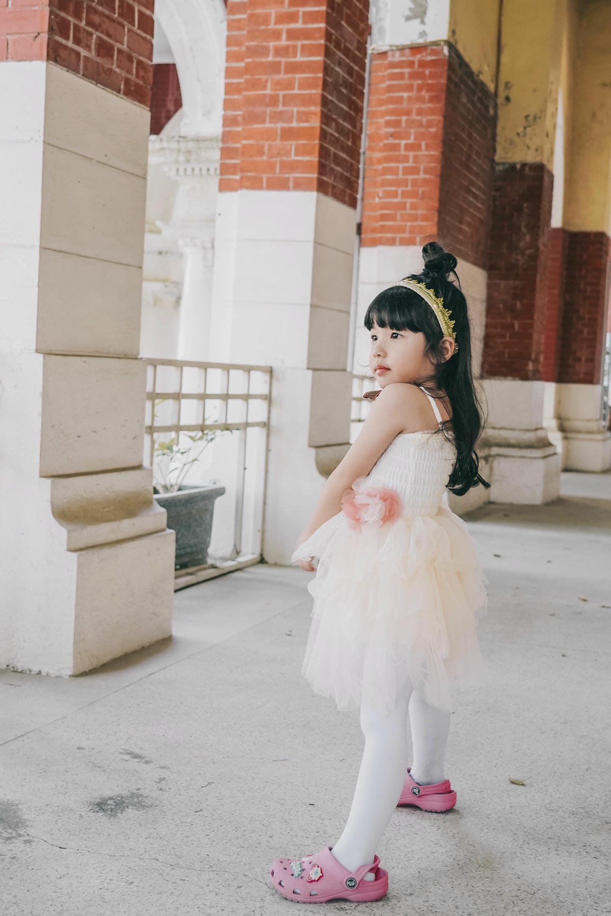 嬰幼兒童裝 Britt女童禮服 一圓女孩公主夢 手工製作的兒童髮箍讓穿搭更聚焦15.jpg 嬰幼兒童裝 Britt女童禮服 一圓女孩公主夢 手工製作的兒童髮箍讓穿搭更聚焦15.jpg