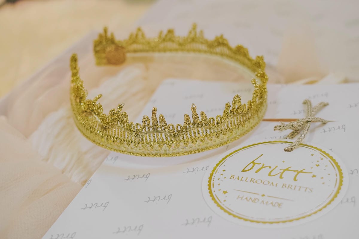 嬰幼兒童裝 Britt女童禮服 一圓女孩公主夢 手工製作的兒童髮箍讓穿搭更聚焦7.jpg 嬰幼兒童裝 Britt女童禮服 一圓女孩公主夢 手工製作的兒童髮箍讓穿搭更聚焦7.jpg