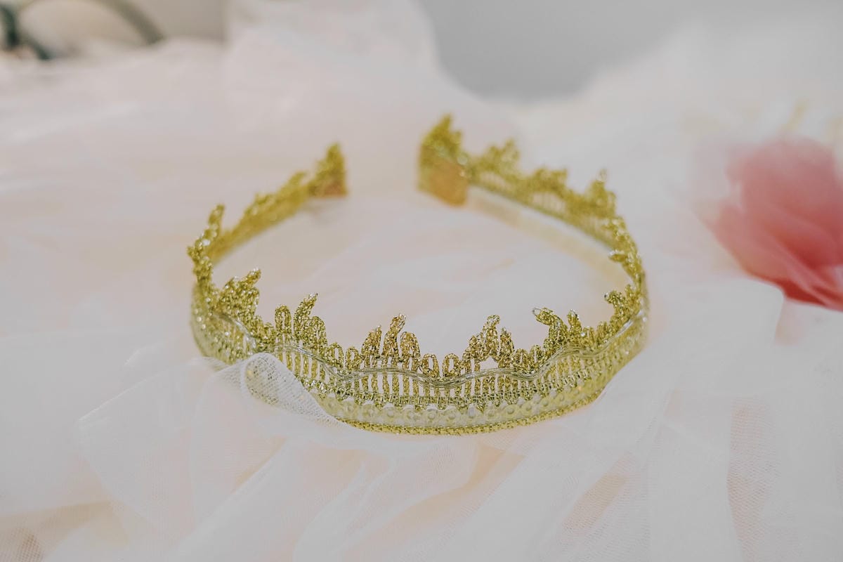 嬰幼兒童裝 Britt女童禮服 一圓女孩公主夢 手工製作的兒童髮箍讓穿搭更聚焦8.jpg 嬰幼兒童裝 Britt女童禮服 一圓女孩公主夢 手工製作的兒童髮箍讓穿搭更聚焦8.jpg