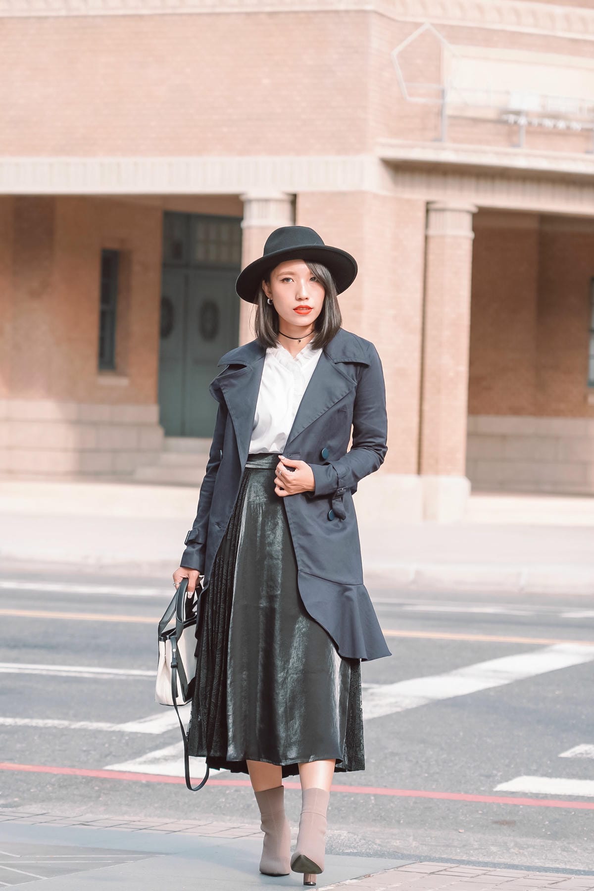 都會穿搭 iROO輕奢華 週時尚愛自己不打折 經典黑白上班族穿搭 秋冬風衣必備16.jpg 都會穿搭 iROO輕奢華 週時尚愛自己不打折 經典黑白上班族穿搭 秋冬風衣必備16.jpg