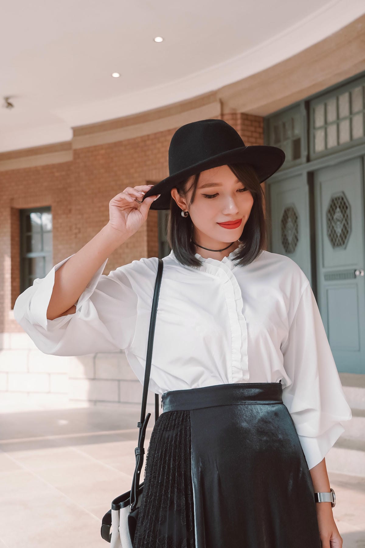 都會穿搭 iROO輕奢華 週時尚愛自己不打折 經典黑白上班族穿搭 秋冬風衣必備9.jpg 都會穿搭 iROO輕奢華 週時尚愛自己不打折 經典黑白上班族穿搭 秋冬風衣必備9.jpg