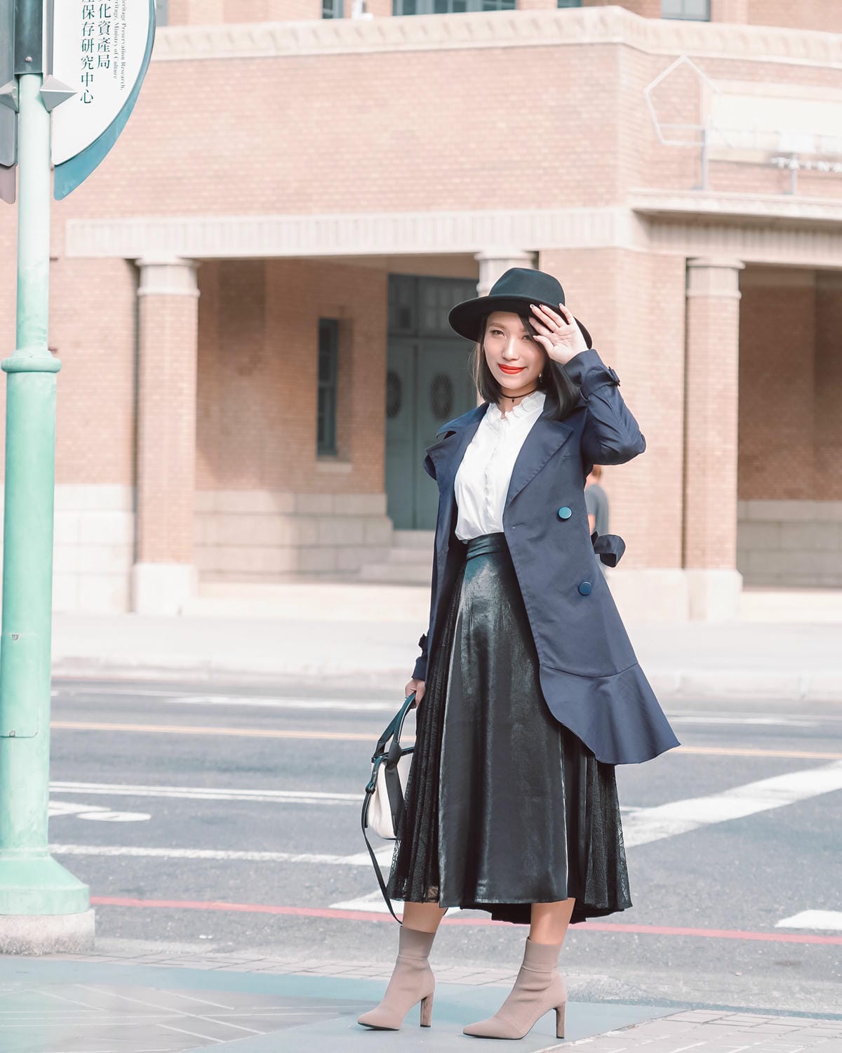 都會穿搭 iROO輕奢華 週時尚愛自己不打折 經典黑白上班族穿搭 秋冬風衣必備17.jpg 都會穿搭 iROO輕奢華 週時尚愛自己不打折 經典黑白上班族穿搭 秋冬風衣必備17.jpg