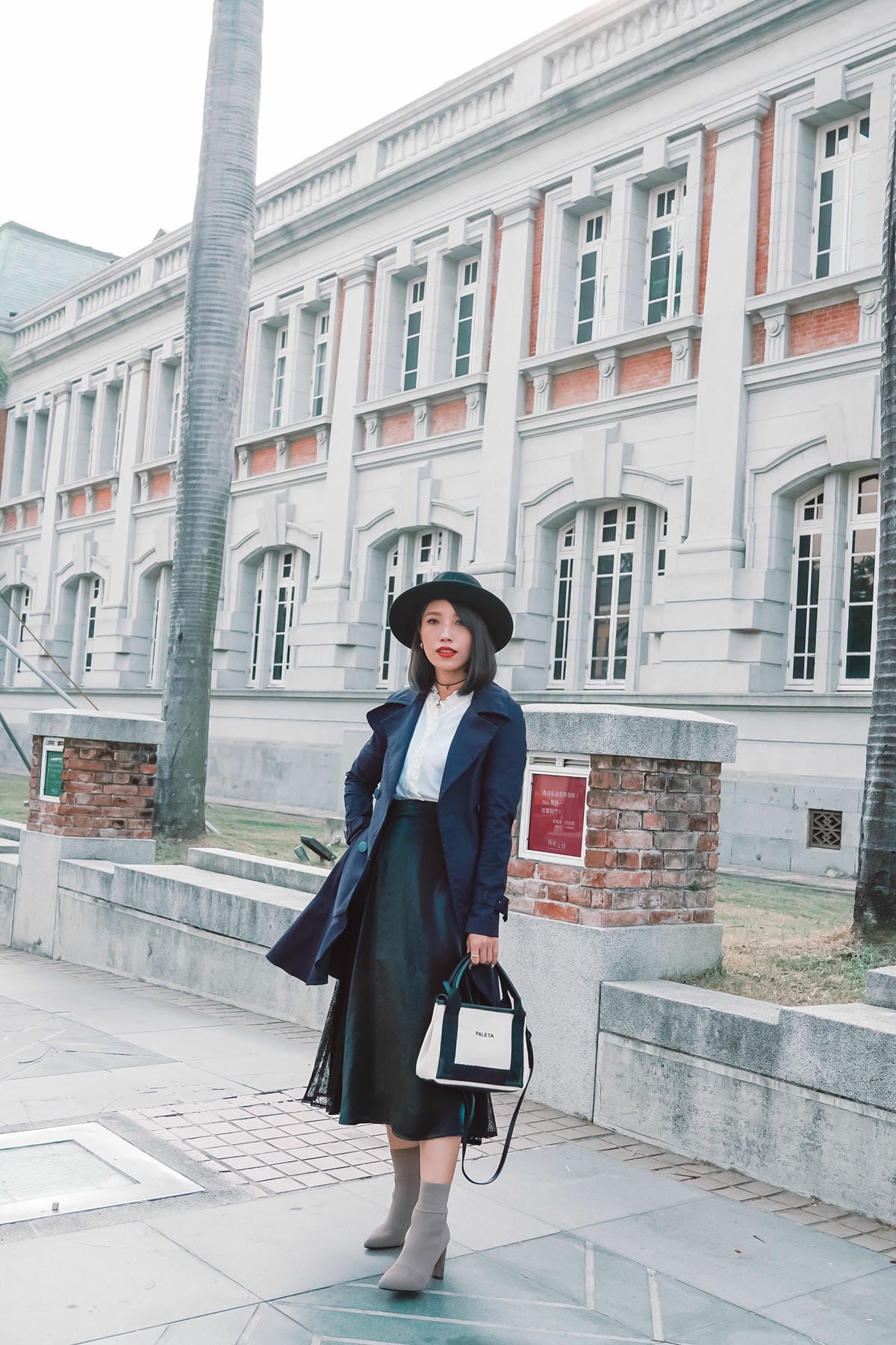 都會穿搭 iROO輕奢華 週時尚愛自己不打折 經典黑白上班族穿搭 秋冬風衣必備14.jpg 都會穿搭 iROO輕奢華 週時尚愛自己不打折 經典黑白上班族穿搭 秋冬風衣必備14.jpg