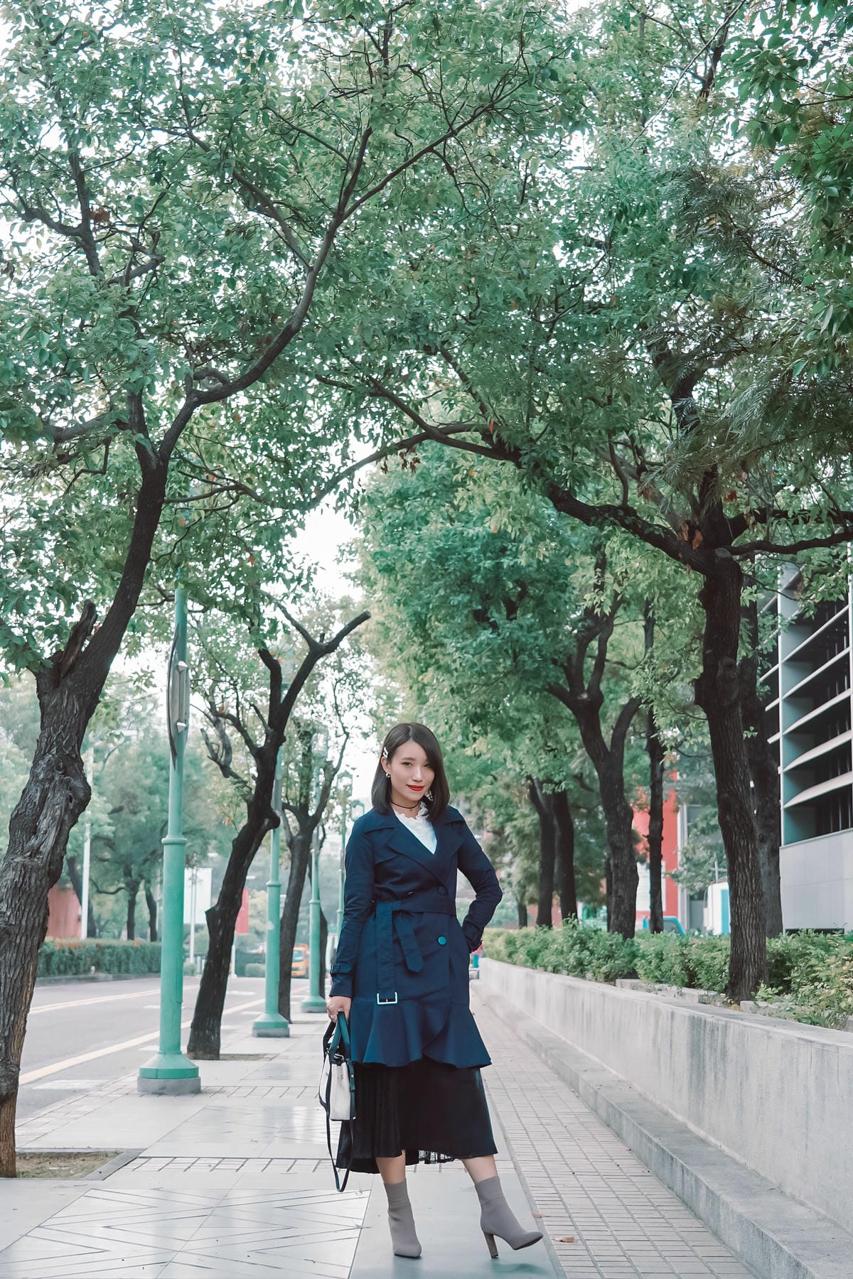 都會穿搭 iROO輕奢華 週時尚愛自己不打折 經典黑白上班族穿搭 秋冬風衣必備23.jpg 都會穿搭 iROO輕奢華 週時尚愛自己不打折 經典黑白上班族穿搭 秋冬風衣必備23.jpg