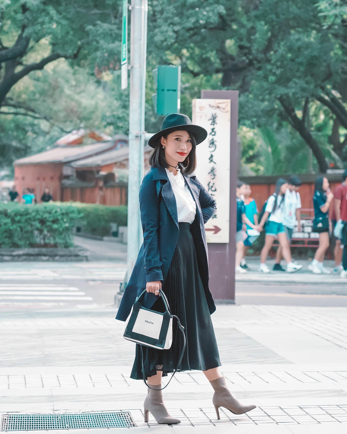 都會穿搭 iROO輕奢華 週時尚愛自己不打折 經典黑白上班族穿搭 秋冬風衣必備13.jpg 都會穿搭 iROO輕奢華 週時尚愛自己不打折 經典黑白上班族穿搭 秋冬風衣必備13.jpg