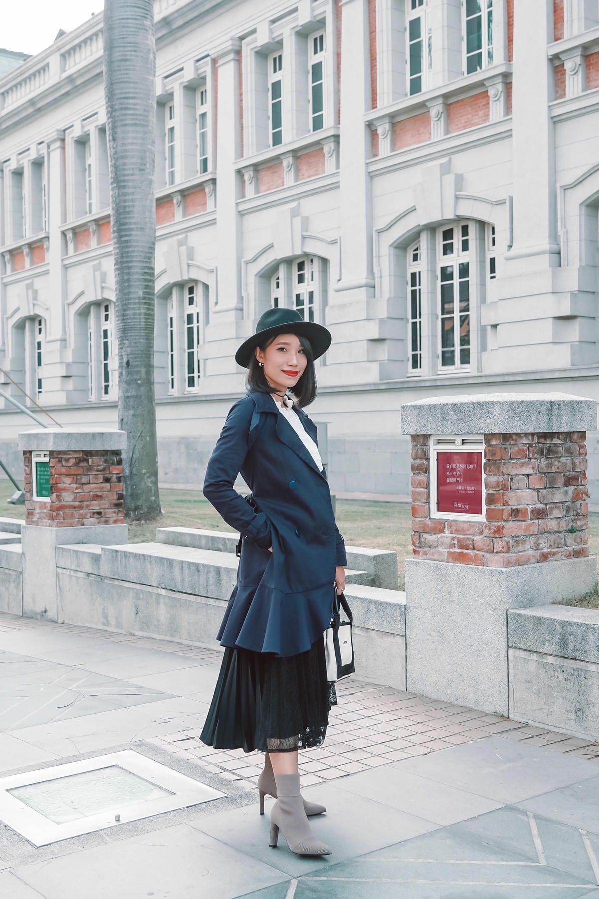 都會穿搭 iROO輕奢華 週時尚愛自己不打折 經典黑白上班族穿搭 秋冬風衣必備19.jpg 都會穿搭 iROO輕奢華 週時尚愛自己不打折 經典黑白上班族穿搭 秋冬風衣必備19.jpg