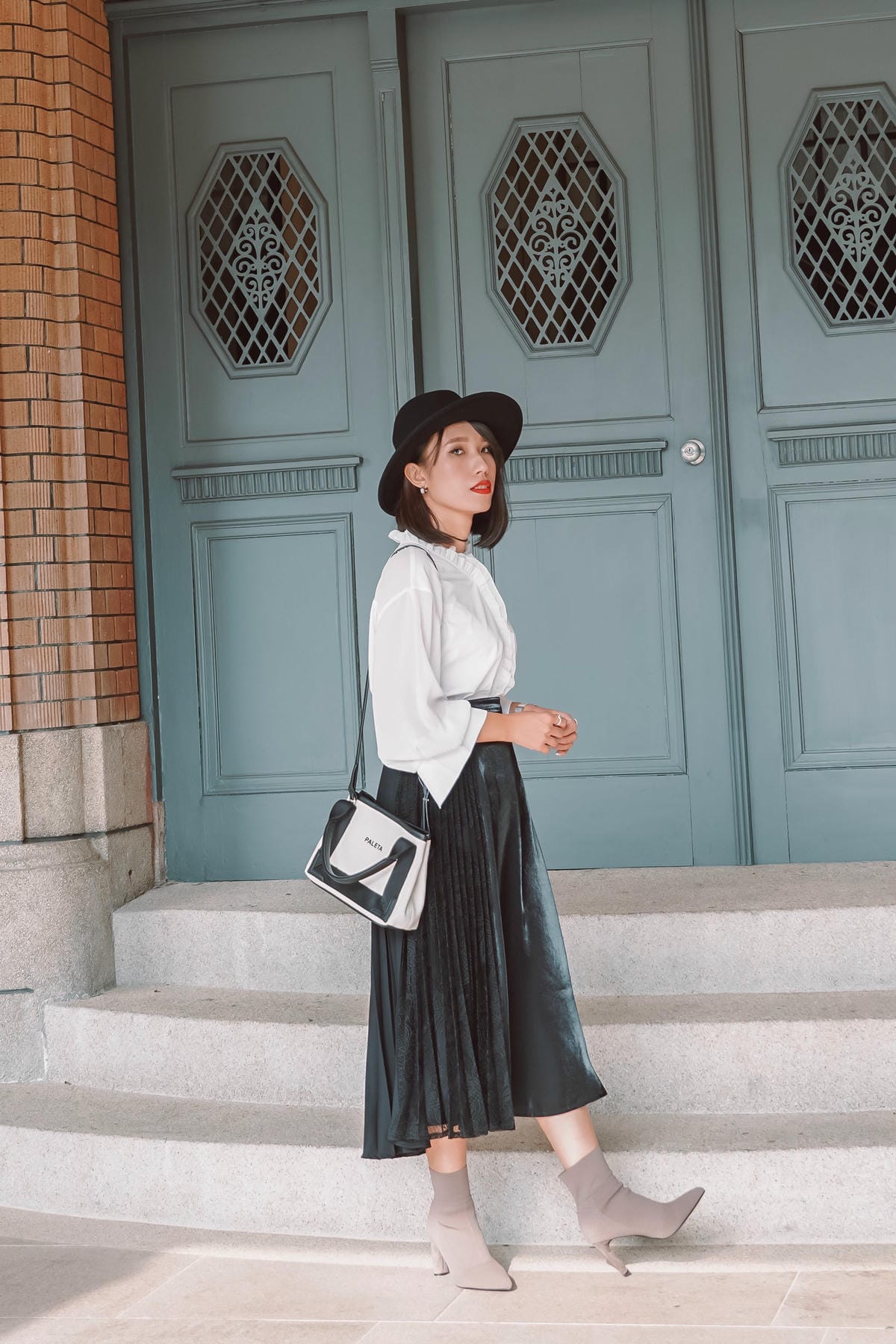 都會穿搭 iROO輕奢華 週時尚愛自己不打折 經典黑白上班族穿搭 秋冬風衣必備7.jpg 都會穿搭 iROO輕奢華 週時尚愛自己不打折 經典黑白上班族穿搭 秋冬風衣必備7.jpg