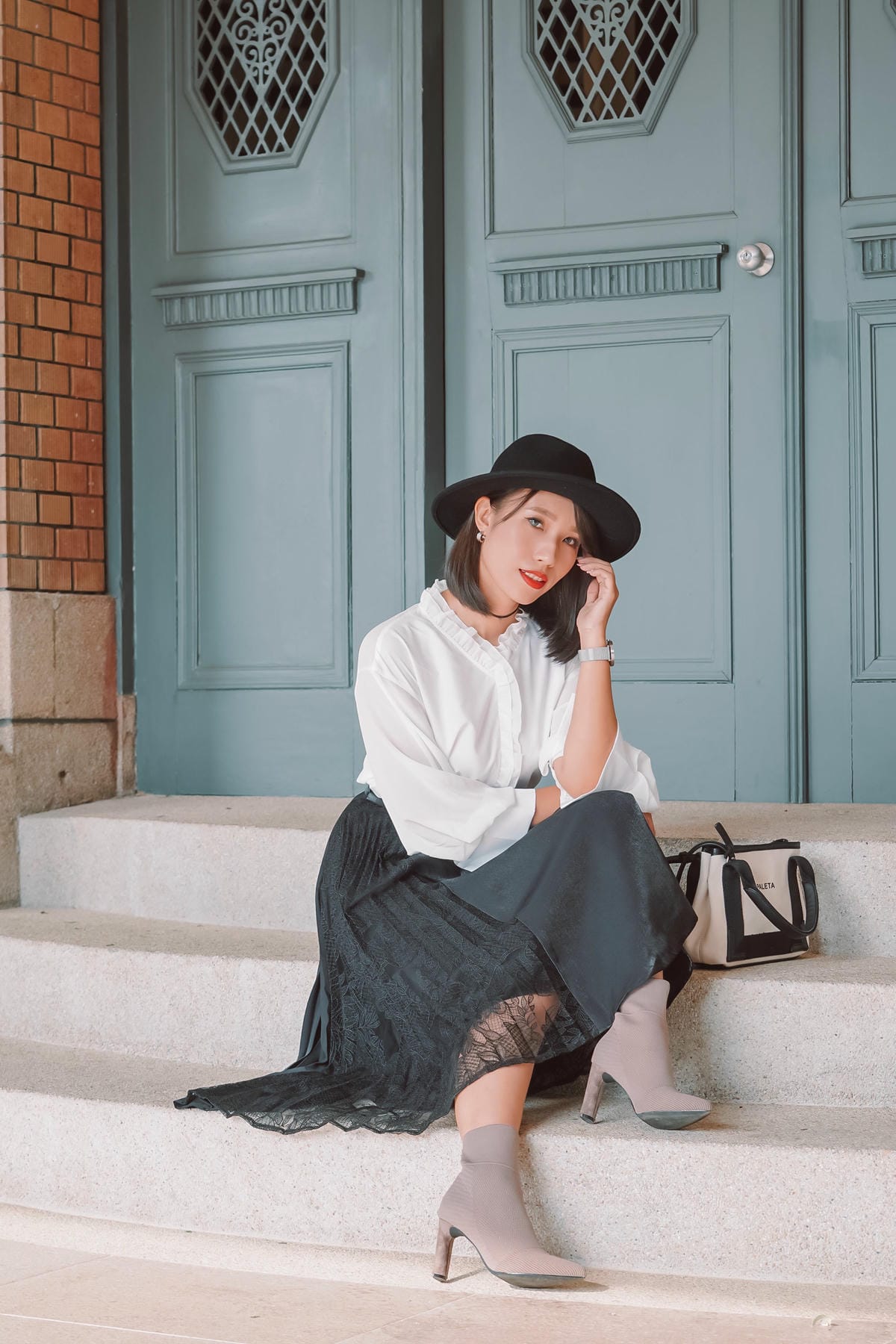 都會穿搭 iROO輕奢華 週時尚愛自己不打折 經典黑白上班族穿搭 秋冬風衣必備10.jpg 都會穿搭 iROO輕奢華 週時尚愛自己不打折 經典黑白上班族穿搭 秋冬風衣必備10.jpg