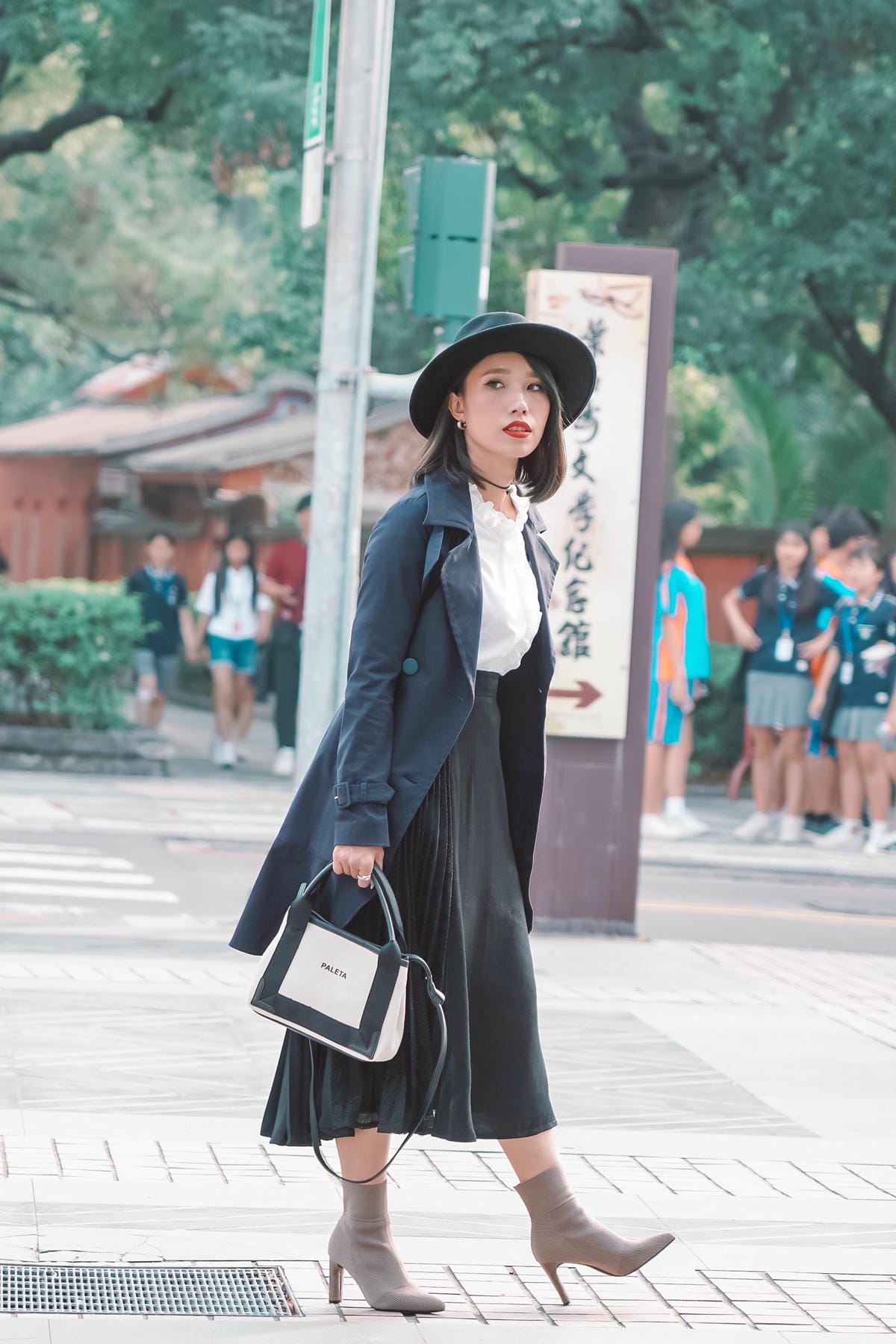 都會穿搭 iROO輕奢華 週時尚愛自己不打折 經典黑白上班族穿搭 秋冬風衣必備15.jpg 都會穿搭 iROO輕奢華 週時尚愛自己不打折 經典黑白上班族穿搭 秋冬風衣必備15.jpg