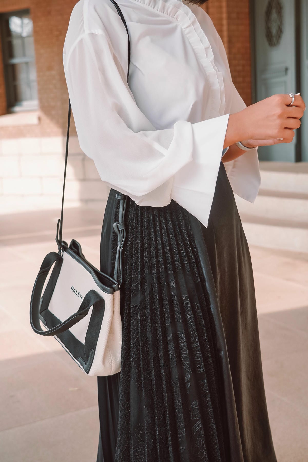 都會穿搭 iROO輕奢華 週時尚愛自己不打折 經典黑白上班族穿搭 秋冬風衣必備8.jpg 都會穿搭 iROO輕奢華 週時尚愛自己不打折 經典黑白上班族穿搭 秋冬風衣必備8.jpg