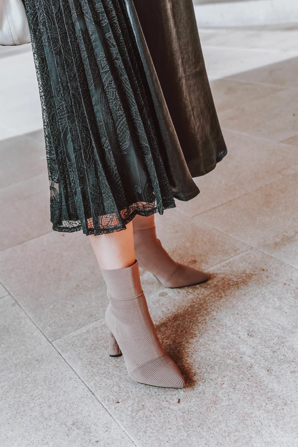 都會穿搭 iROO輕奢華 週時尚愛自己不打折 經典黑白上班族穿搭 秋冬風衣必備10A.jpg 都會穿搭 iROO輕奢華 週時尚愛自己不打折 經典黑白上班族穿搭 秋冬風衣必備10A.jpg