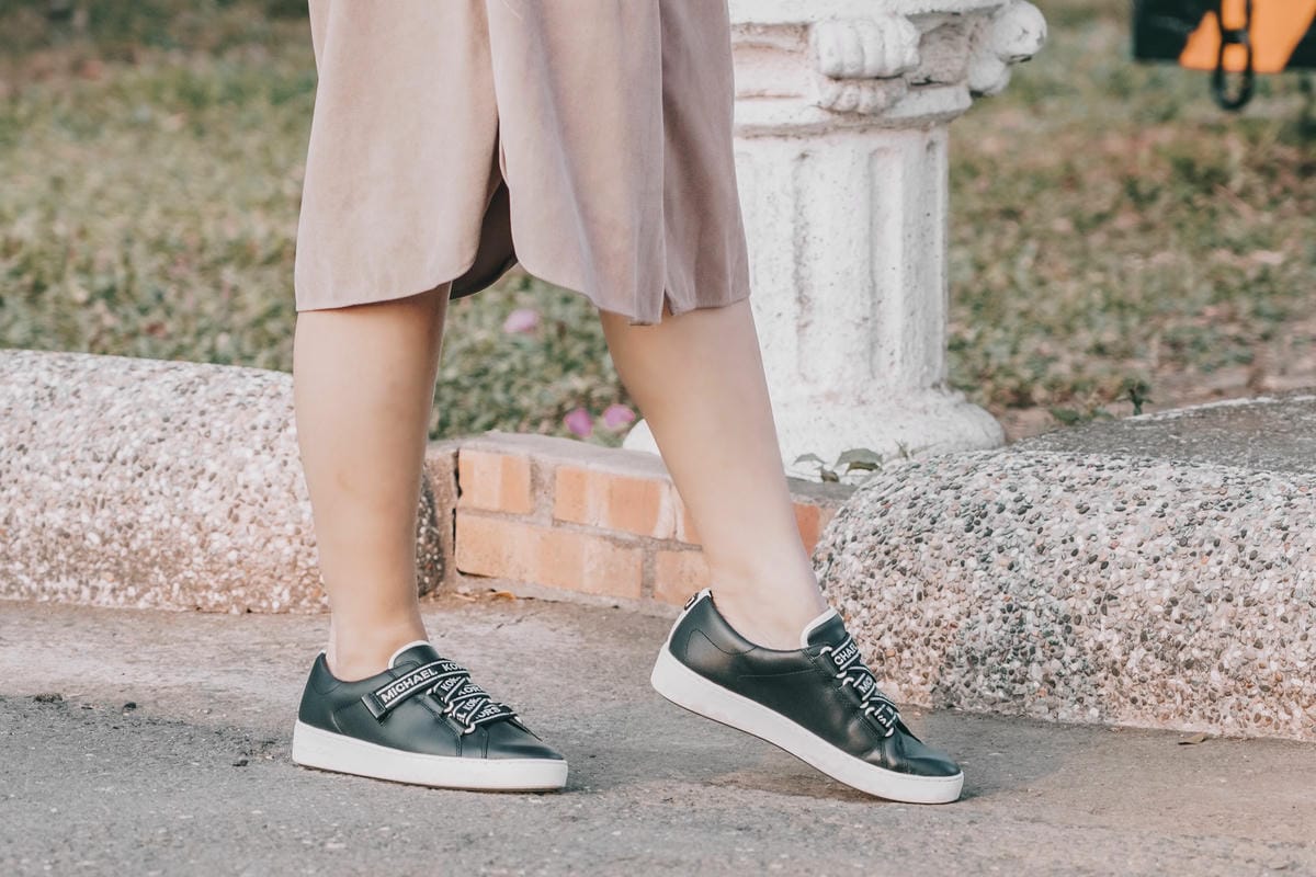 潮鞋開箱 黑色皮革MK平底板鞋 重複穿搭LOOKBOOK13.JPG