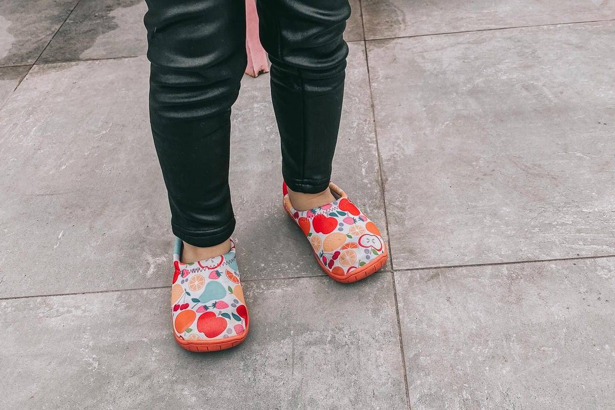 童鞋穿搭x好物分享 日本SkippOn ISEAL VU系列兒童休閒機能鞋%26;Nicott五重珍珠紗方巾 限時團購121.jpg