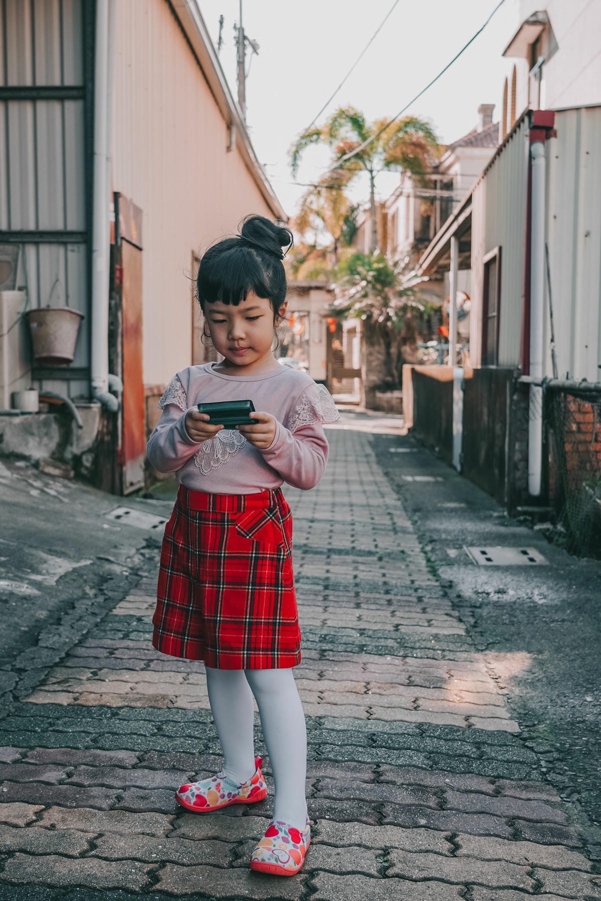 童鞋穿搭x好物分享 日本SkippOn ISEAL VU系列兒童休閒機能鞋%26;Nicott五重珍珠紗方巾 限時團購131.jpg