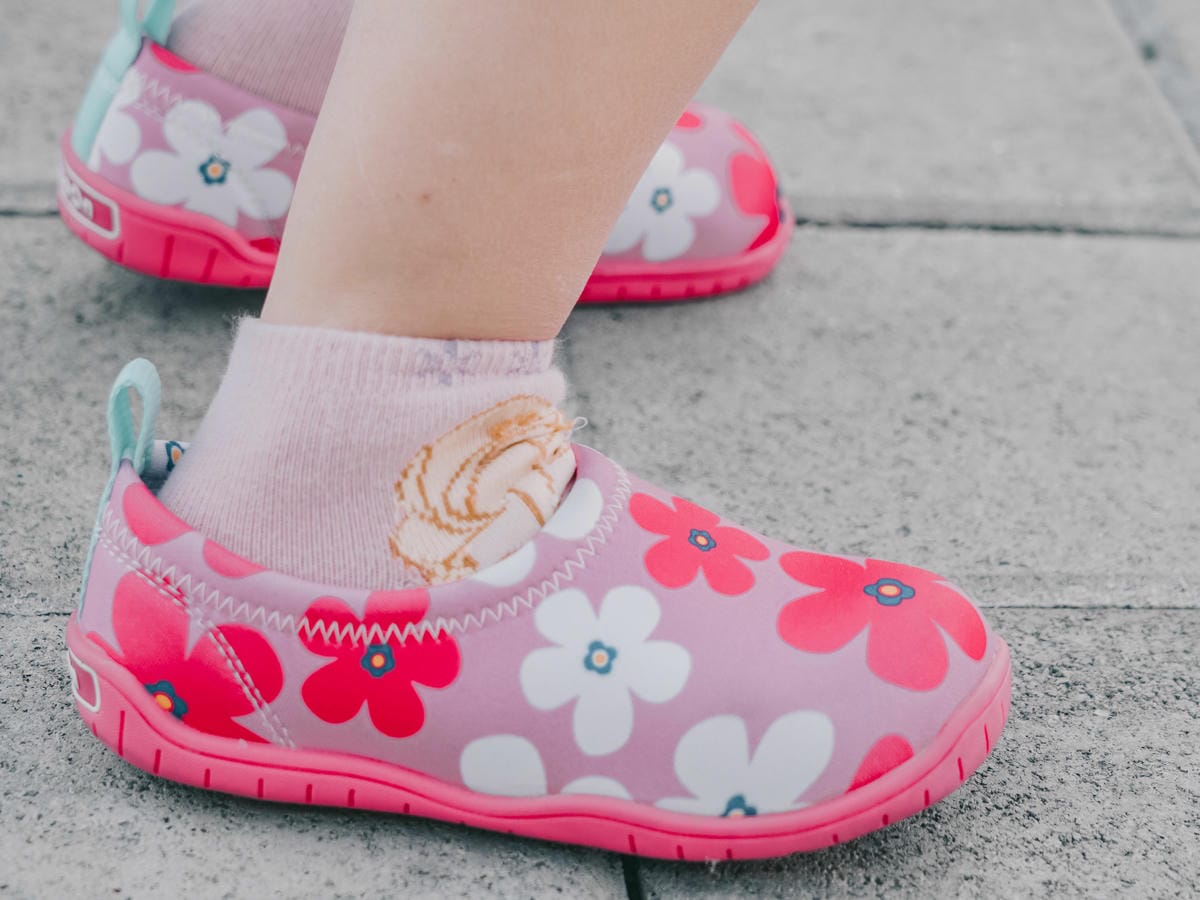 童鞋穿搭x好物分享 日本SkippOn ISEAL VU系列兒童休閒機能鞋%26;Nicott五重珍珠紗方巾 限時團購111.jpg