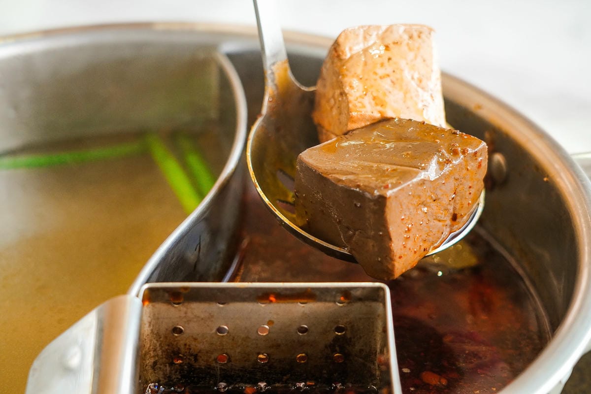 台南火鍋|花花世界鍋物 浮誇海陸鍋 活龍蝦 Prime無骨牛小排 超邪惡鮭魚卵丼飯必點 台南東區最美度假網美風火鍋店13B.jpg 台南火鍋|花花世界鍋物 浮誇海陸鍋 活龍蝦 Prime無骨牛小排 超邪惡鮭魚卵丼飯必點 台南東區最美度假網美風火鍋店13B.jpg