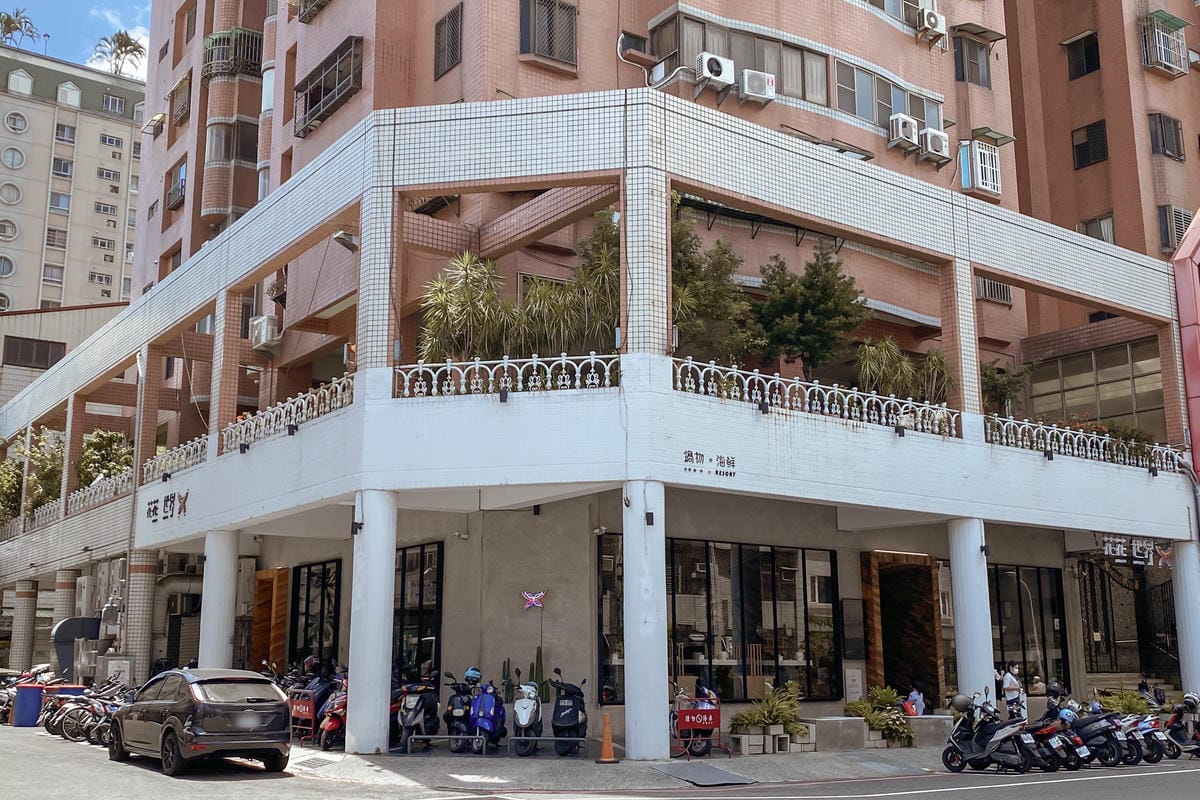 台南火鍋|花花世界鍋物 浮誇海陸鍋 活龍蝦 Prime無骨牛小排 超邪惡鮭魚卵丼飯必點 台南東區最美度假網美風火鍋店1.jpg 台南火鍋|花花世界鍋物 浮誇海陸鍋 活龍蝦 Prime無骨牛小排 超邪惡鮭魚卵丼飯必點 台南東區最美度假網美風火鍋店1.jpg