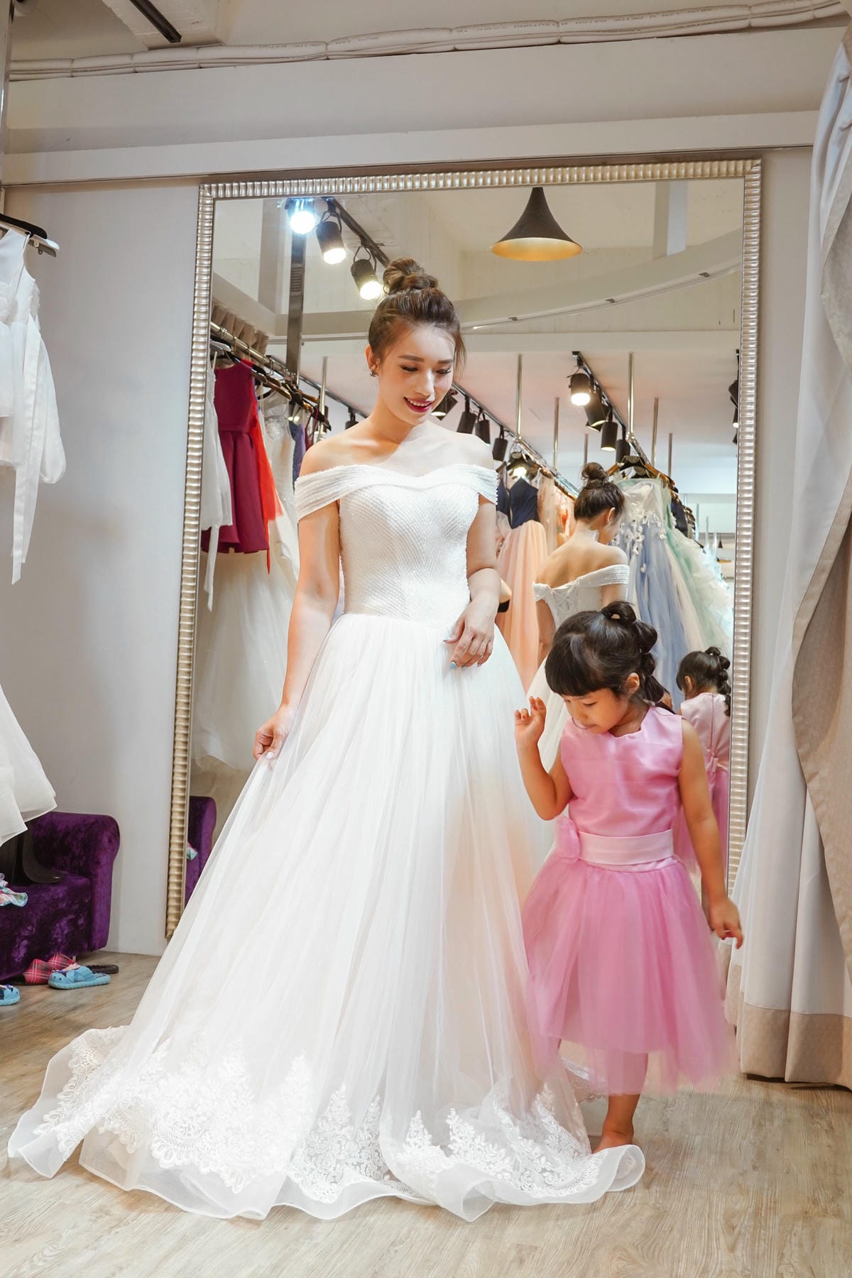 全家福婚紗 伊頓婚紗 挑選親子款禮服 環境分享篇 全家福照 親子寫真 周年婚紗 伊頓自助婚紗台南旗艦店24.jpg