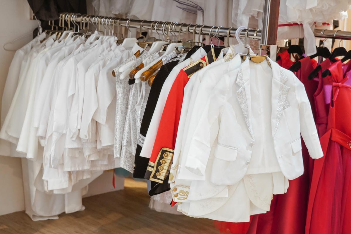 全家福婚紗 伊頓婚紗 挑選親子款禮服 環境分享篇 全家福照 親子寫真 周年婚紗 伊頓自助婚紗台南旗艦店14.jpg