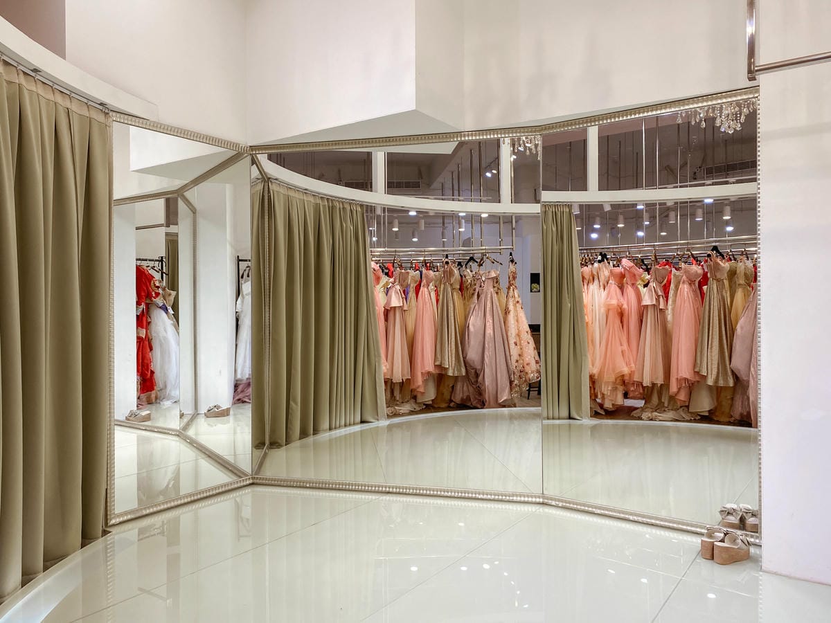 全家福婚紗 伊頓婚紗 挑選親子款禮服 環境分享篇 全家福照 親子寫真 周年婚紗 伊頓自助婚紗台南旗艦店7.jpg