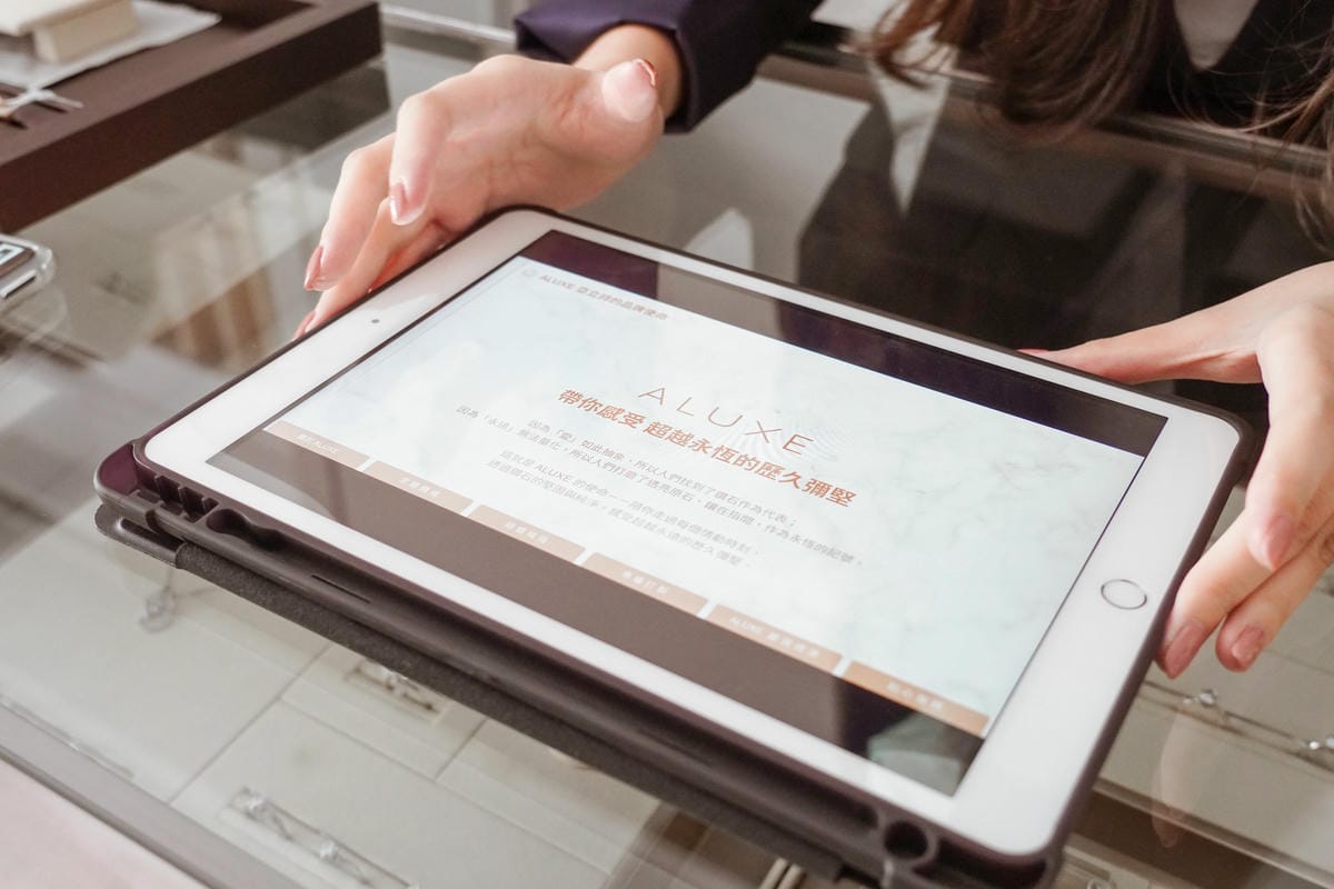 婚戒推薦|ALUXE亞立詩高雄博愛門市 品牌四大優勢為每一對新人傳遞幸福14.jpg 婚戒推薦|ALUXE亞立詩高雄博愛門市 品牌四大優勢為每一對新人傳遞幸福14.jpg