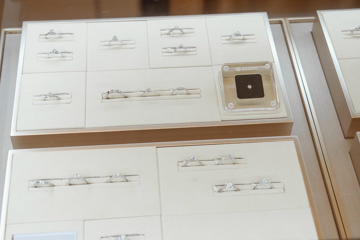 婚戒推薦|ALUXE亞立詩高雄博愛門市 品牌四大優勢為每一對新人傳遞幸福6 (2).jpg 婚戒推薦|ALUXE亞立詩高雄博愛門市 品牌四大優勢為每一對新人傳遞幸福6 (2).jpg