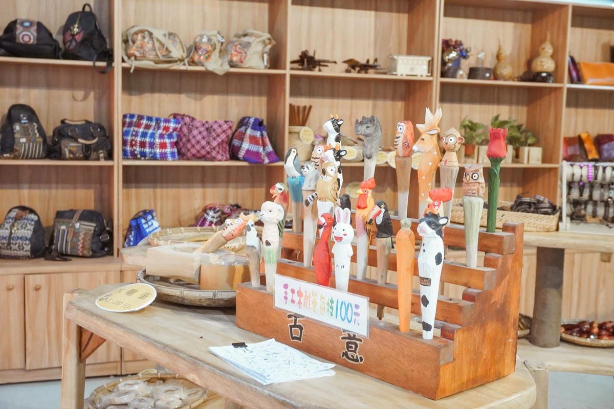 嘉義親子半日遊 阿里山逐鹿部落 嘉義小奈良 近距離餵食梅花鹿 鄒族部落藝術村24.jpg 嘉義親子半日遊 阿里山逐鹿部落 嘉義小奈良 近距離餵食梅花鹿 鄒族部落藝術村24.jpg