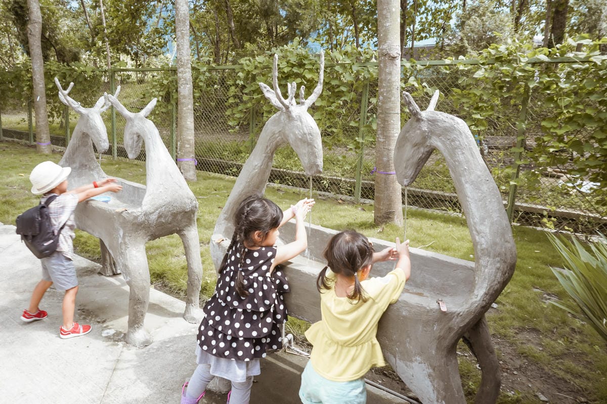 嘉義親子半日遊 阿里山逐鹿部落 嘉義小奈良 近距離餵食梅花鹿 鄒族部落藝術村20.jpg 嘉義親子半日遊 阿里山逐鹿部落 嘉義小奈良 近距離餵食梅花鹿 鄒族部落藝術村20.jpg
