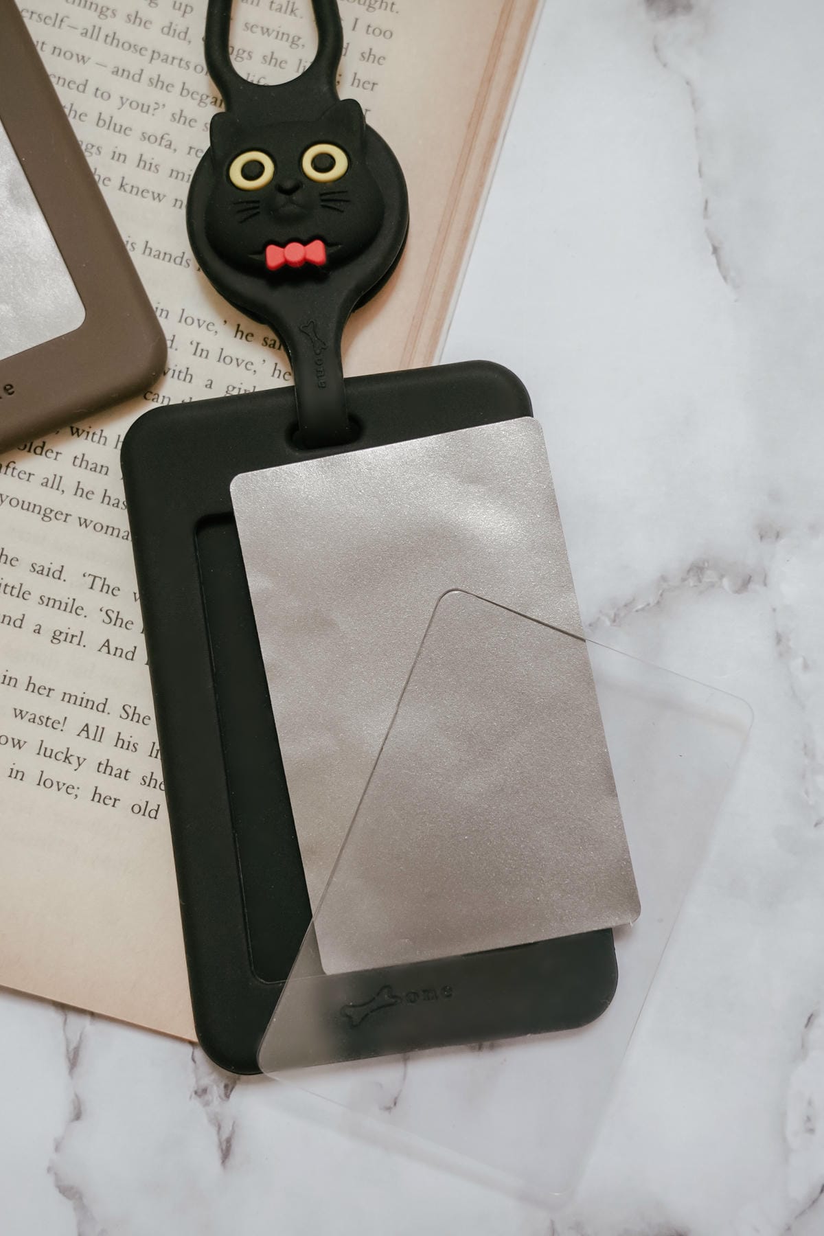 Bone 頸掛開窗識別證套 識別證 卡片 雙卡不干擾 輕鬆帶著走3.JPG Bone 頸掛開窗識別證套 識別證 卡片 雙卡不干擾 輕鬆帶著走3.JPG