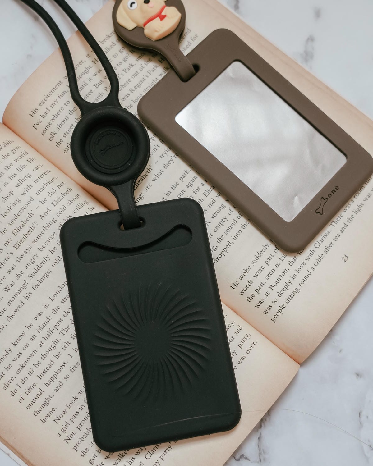 Bone 頸掛開窗識別證套 識別證 卡片 雙卡不干擾 輕鬆帶著走8.JPG Bone 頸掛開窗識別證套 識別證 卡片 雙卡不干擾 輕鬆帶著走8.JPG