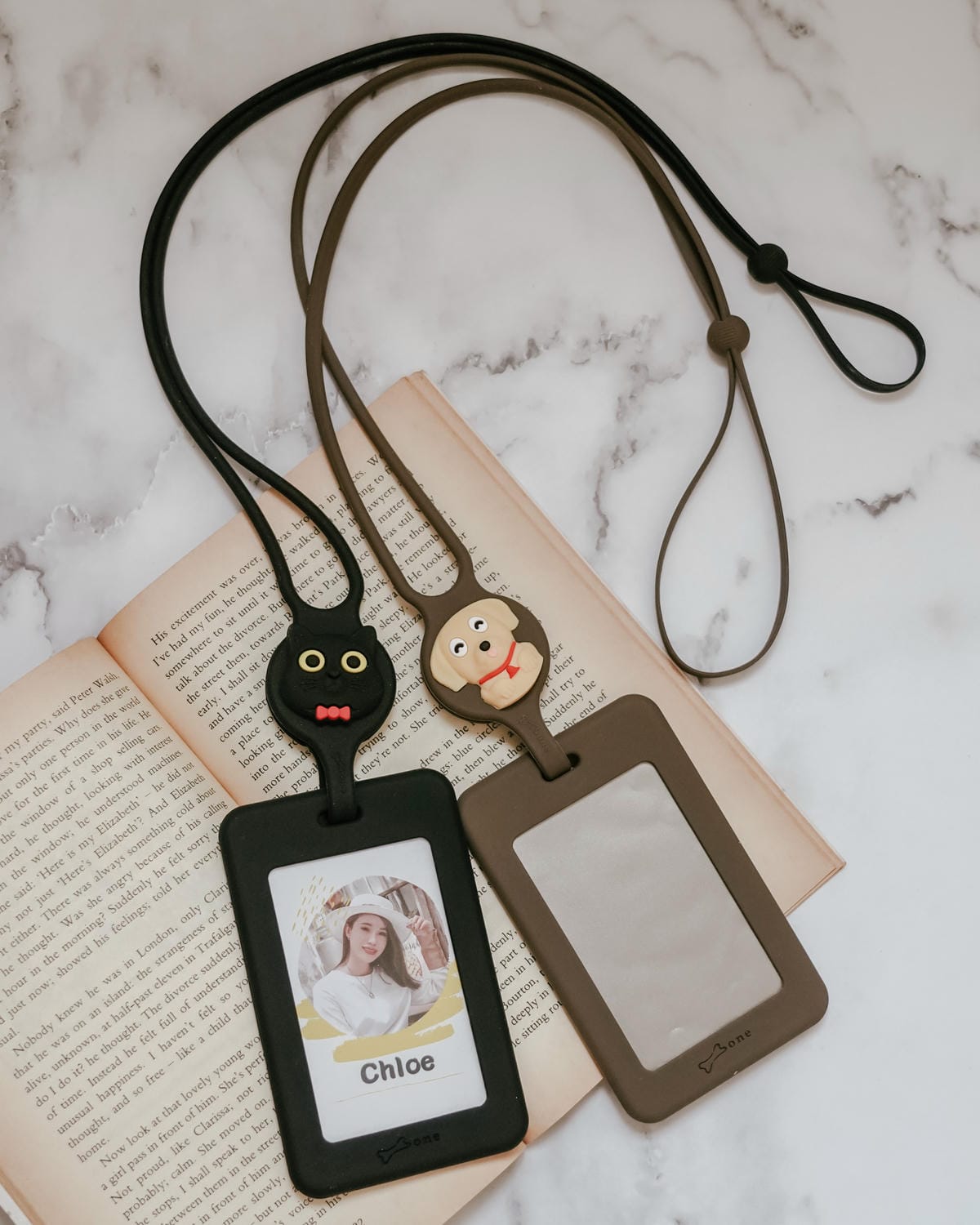 Bone 頸掛開窗識別證套 識別證 卡片 雙卡不干擾 輕鬆帶著走2.JPG Bone 頸掛開窗識別證套 識別證 卡片 雙卡不干擾 輕鬆帶著走2.JPG