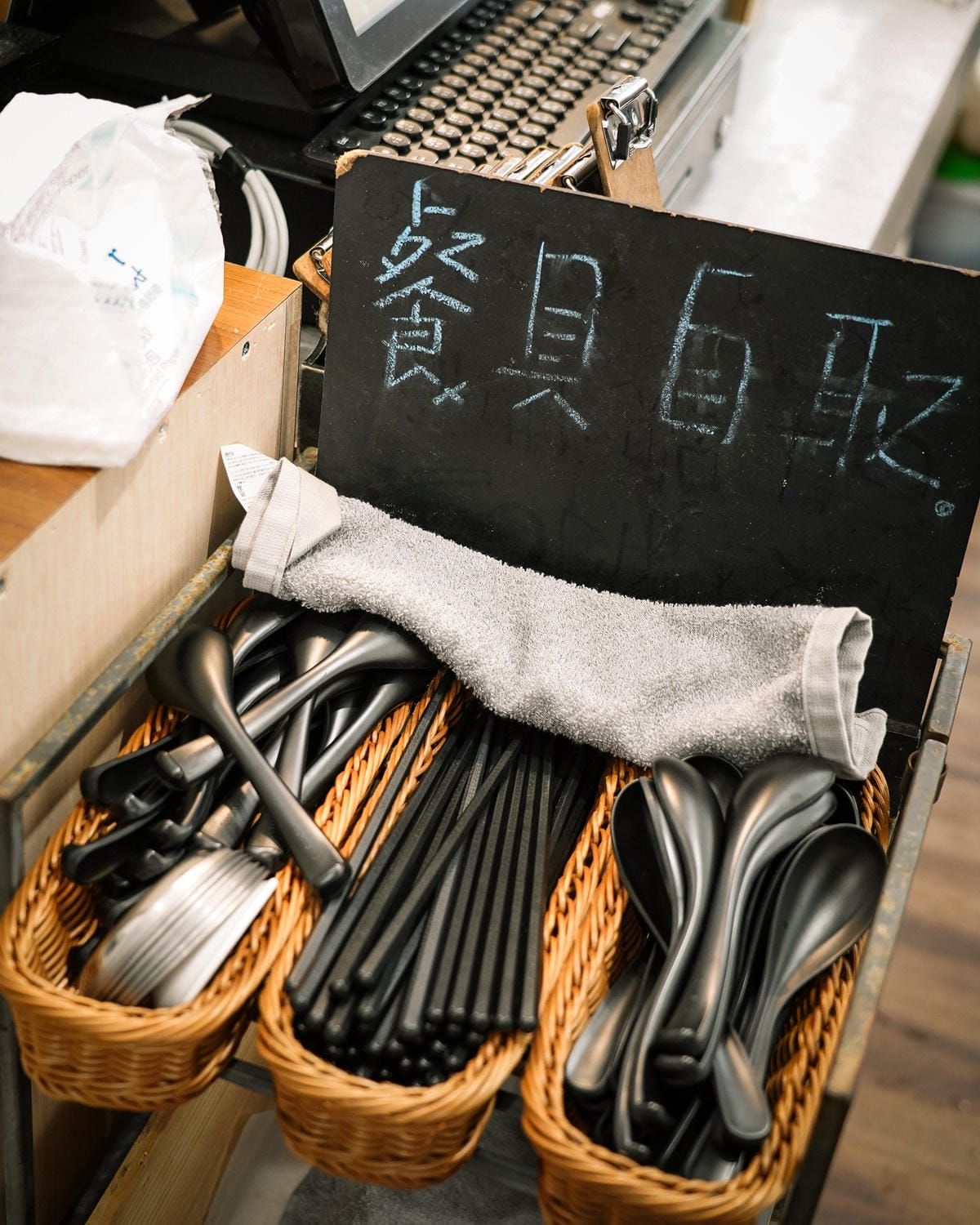 台南東區 好春麵飲 文青質感風麵店 滷菜激推四川秘製辣油味道更升級!8.jpg 台南東區 好春麵飲 文青質感風麵店 滷菜激推四川秘製辣油味道更升級!8.jpg