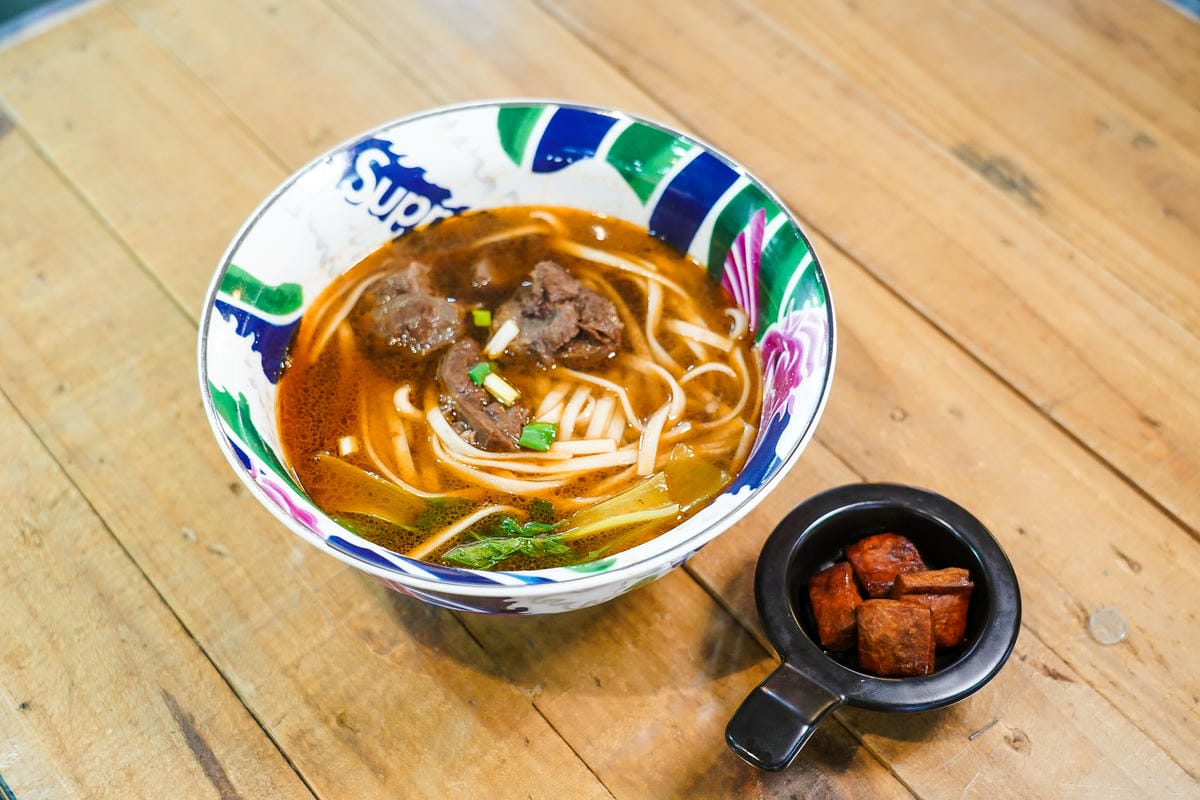 台南東區最潮咖啡廳 KingZone cafe 好拍又可放鬆的潮流複合店 傳說中的至尊牛肉麵必吃 隱身在成大附近22巷內20.jpg