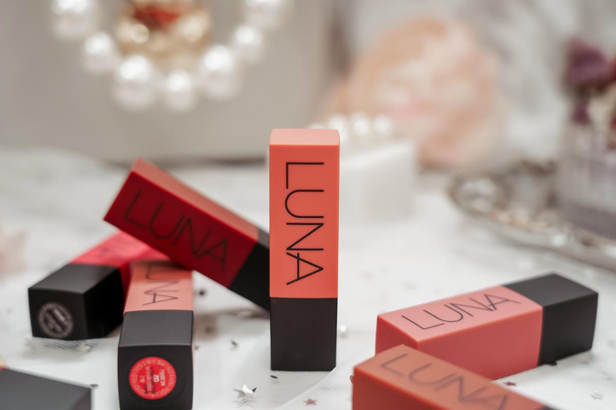 秋冬唇彩流行趨勢 LUNA微醺絲絨霧面唇膏 全試色 復古時尚 日常氣質妝容都可駕馭7.jpg 秋冬唇彩流行趨勢 LUNA微醺絲絨霧面唇膏 全試色 復古時尚 日常氣質妝容都可駕馭7.jpg