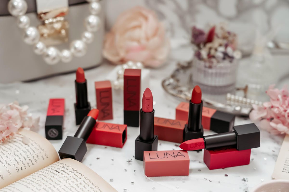 秋冬唇彩流行趨勢 LUNA微醺絲絨霧面唇膏 全試色 復古時尚 日常氣質妝容都可駕馭6.jpg 秋冬唇彩流行趨勢 LUNA微醺絲絨霧面唇膏 全試色 復古時尚 日常氣質妝容都可駕馭6.jpg
