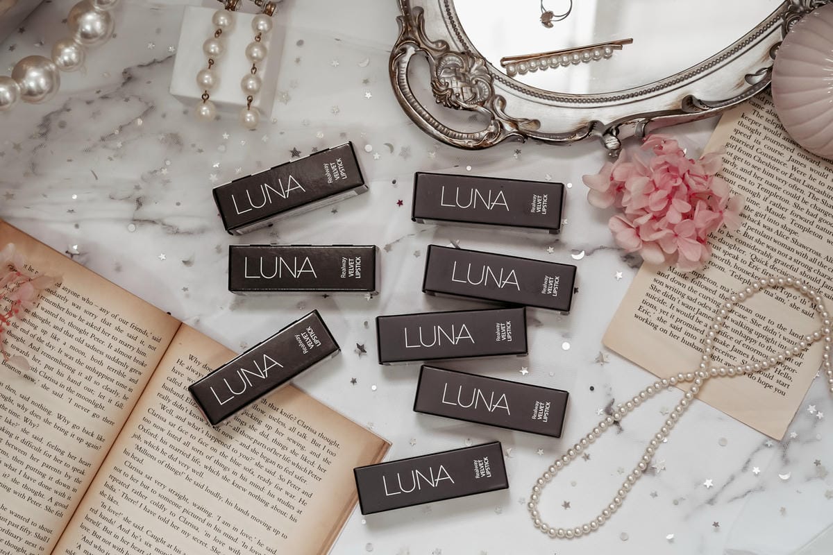 秋冬唇彩流行趨勢 LUNA微醺絲絨霧面唇膏 全試色 復古時尚 日常氣質妝容都可駕馭1.jpg 秋冬唇彩流行趨勢 LUNA微醺絲絨霧面唇膏 全試色 復古時尚 日常氣質妝容都可駕馭1.jpg