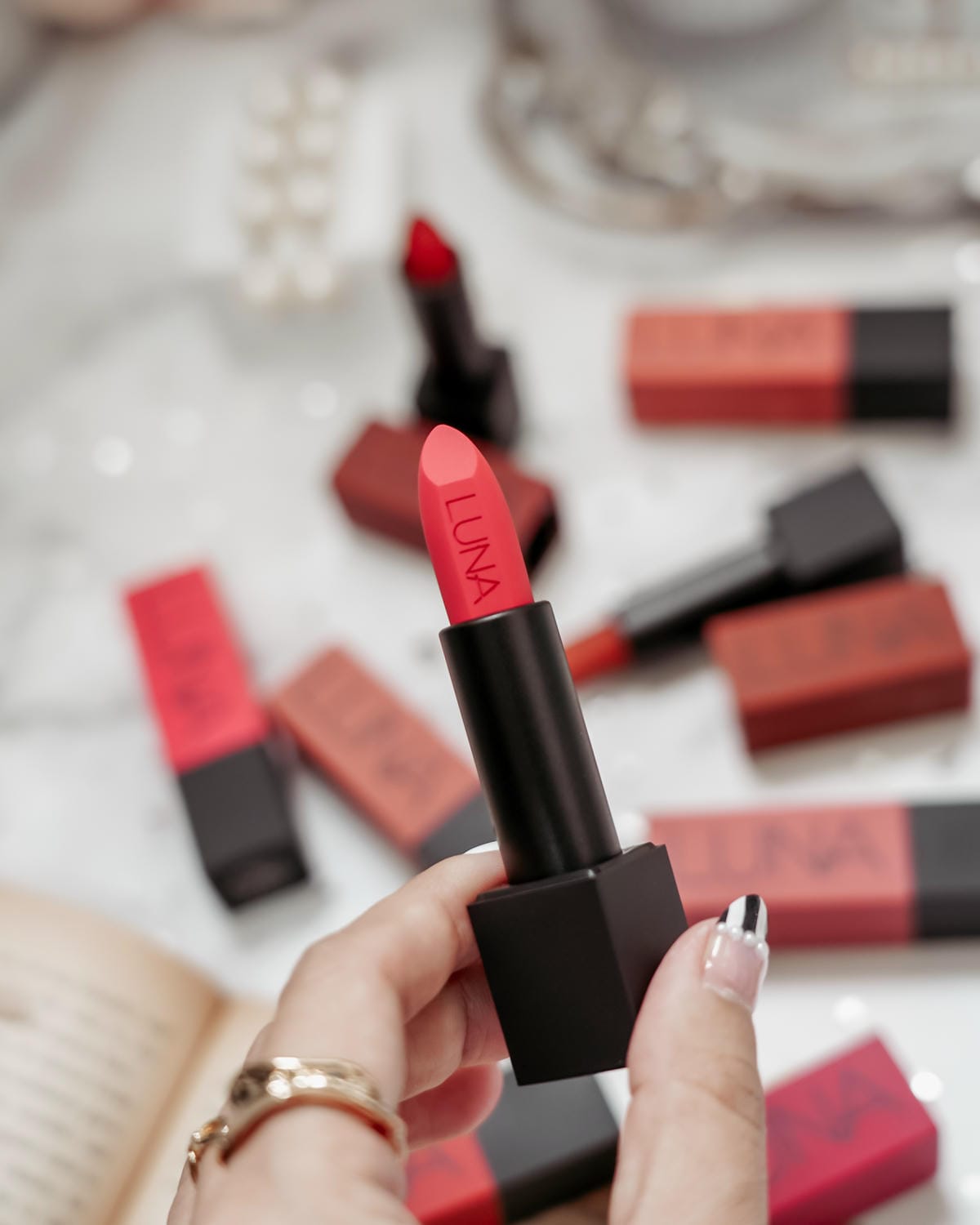 秋冬唇彩流行趨勢 LUNA微醺絲絨霧面唇膏 全試色 復古時尚 日常氣質妝容都可駕馭8.jpg 秋冬唇彩流行趨勢 LUNA微醺絲絨霧面唇膏 全試色 復古時尚 日常氣質妝容都可駕馭8.jpg