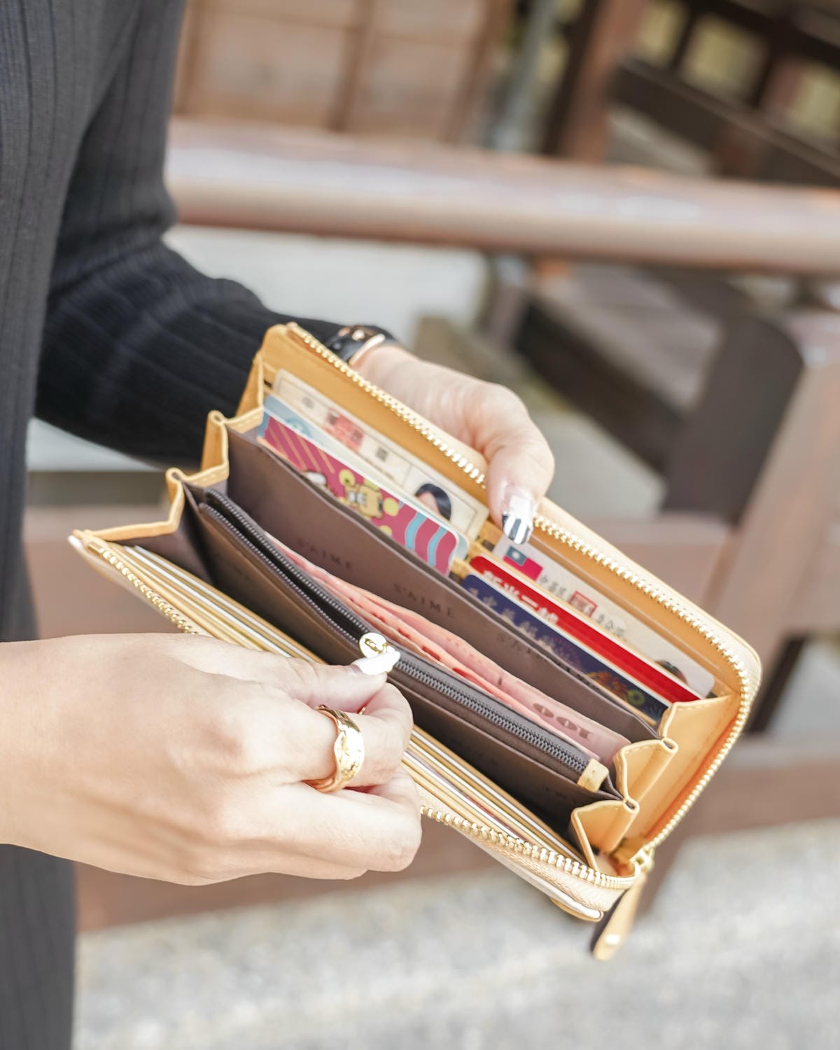 S’AIME東京企劃 年末派對包 新年招財長夾推薦 真皮COCO MINI 撞色鍊條包 多隔層小方包 真皮圓弧打釘拉鍊長夾 時尚美包超好搭51.jpg S’AIME東京企劃 年末派對包 新年招財長夾推薦 真皮COCO MINI 撞色鍊條包 多隔層小方包 真皮圓弧打釘拉鍊長夾 時尚美包超好搭51.jpg