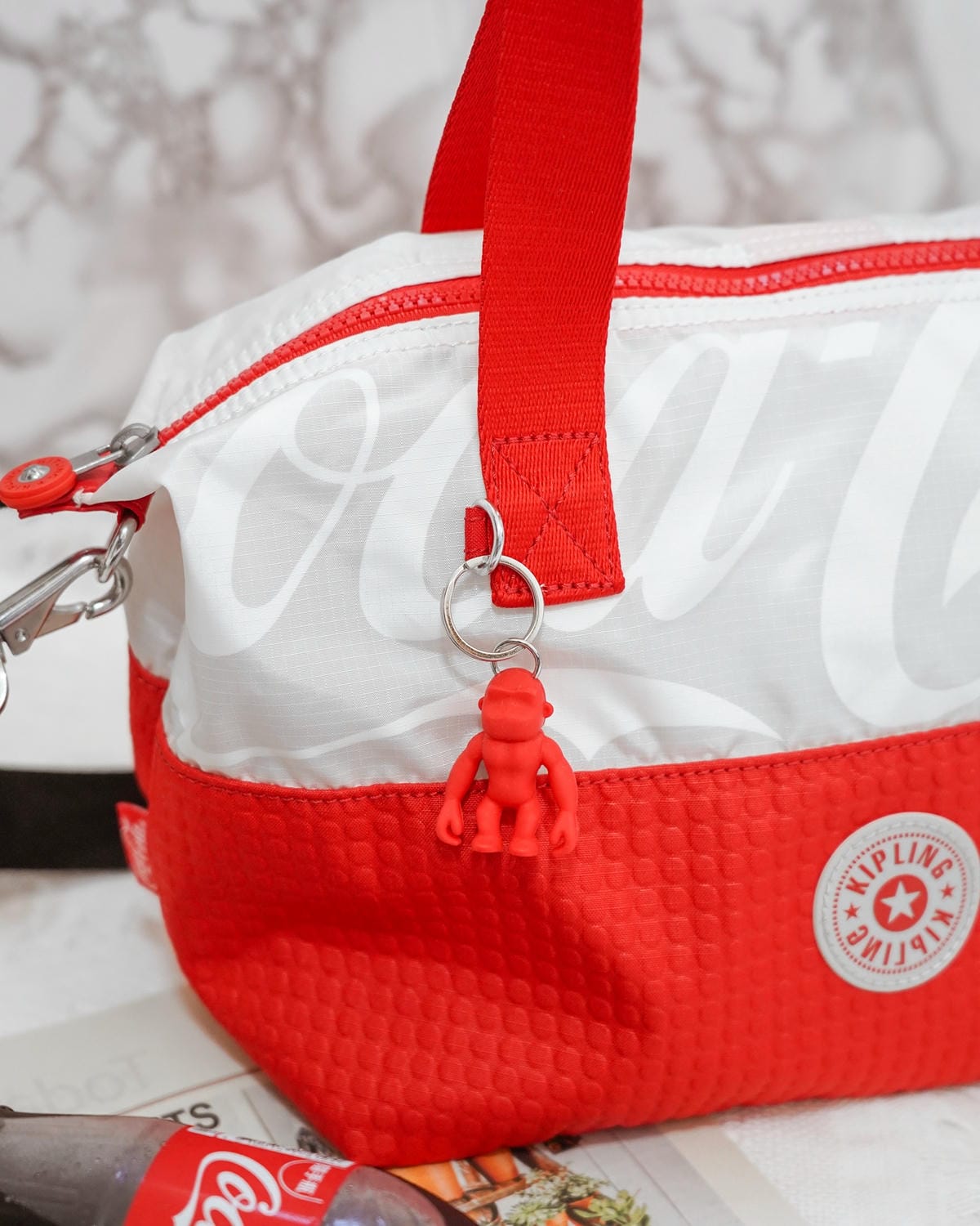 Kipling Coca-Cola 聯名款 百搭包款 2021走春潮流單品推薦20.jpg Kipling Coca-Cola 聯名款 百搭包款 2021走春潮流單品推薦20.jpg