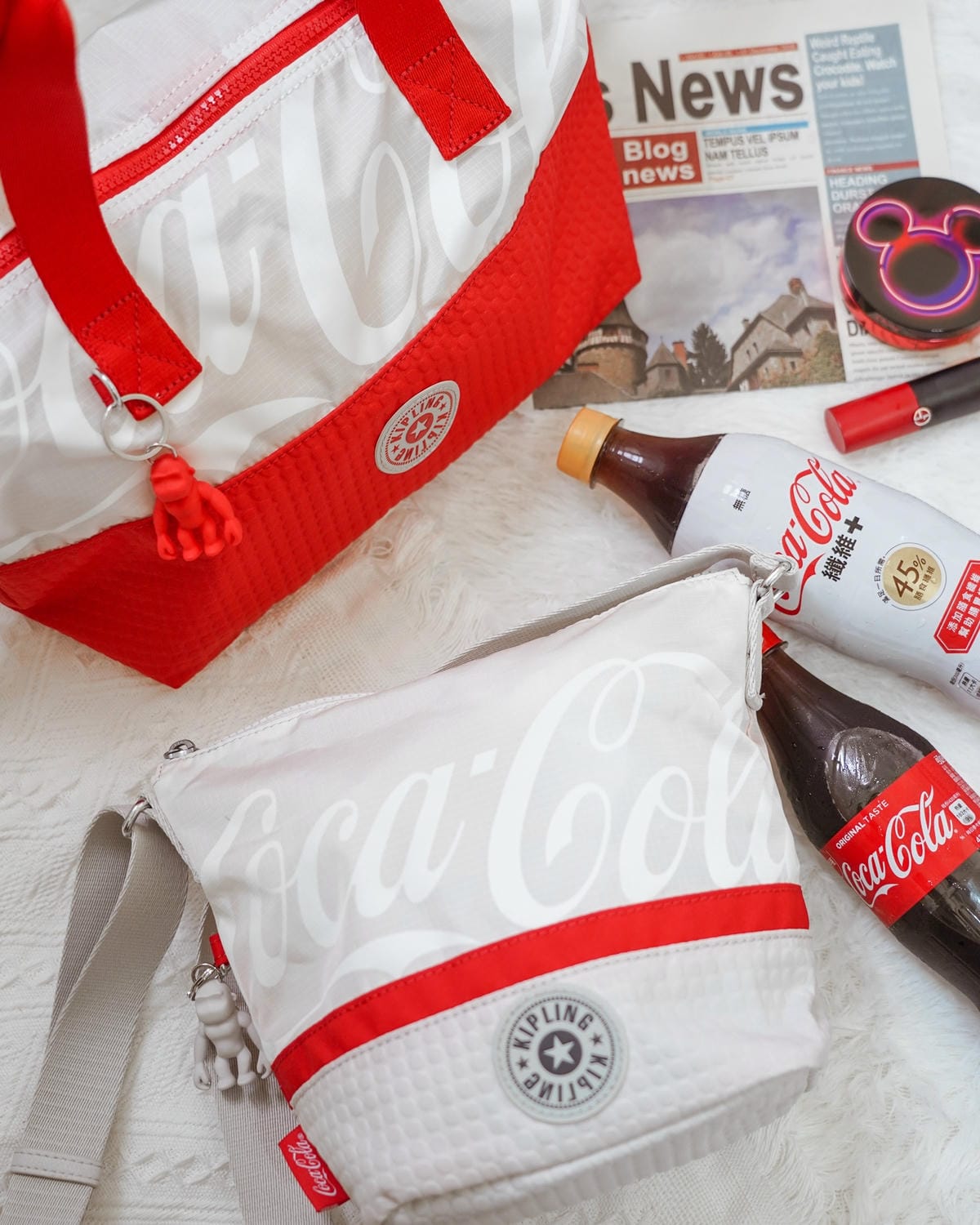 Kipling Coca-Cola 聯名款 百搭包款 2021走春潮流單品推薦1.jpg Kipling Coca-Cola 聯名款 百搭包款 2021走春潮流單品推薦1.jpg