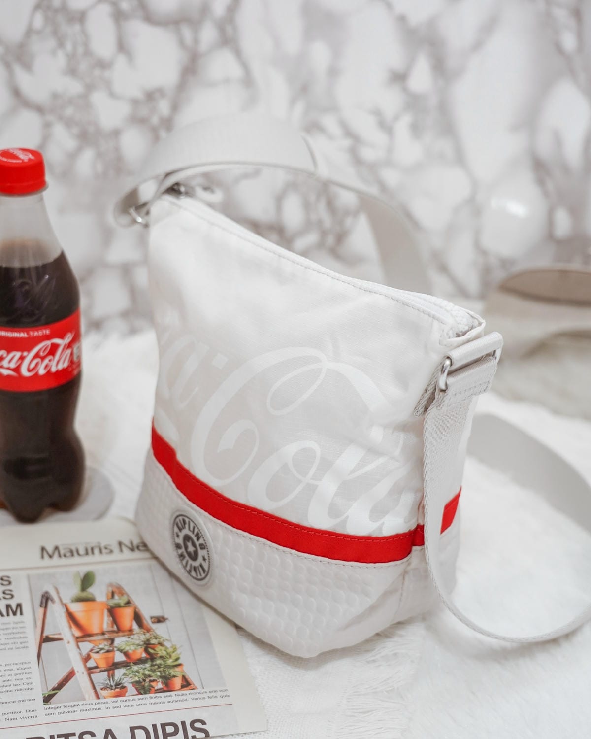 Kipling Coca-Cola 聯名款 百搭包款 2021走春潮流單品推薦4.jpg Kipling Coca-Cola 聯名款 百搭包款 2021走春潮流單品推薦4.jpg