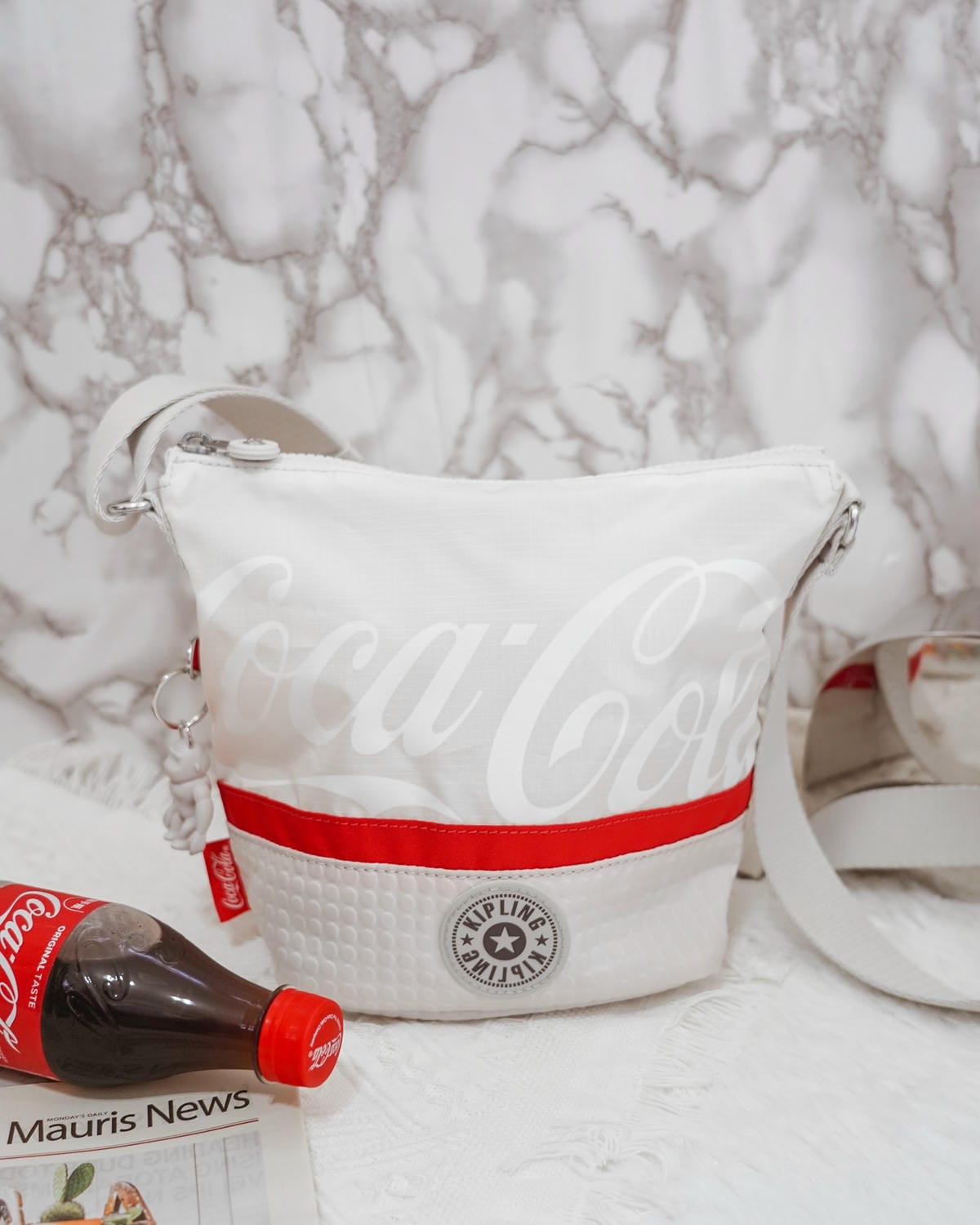 Kipling Coca-Cola 聯名款 百搭包款 2021走春潮流單品推薦10.jpg Kipling Coca-Cola 聯名款 百搭包款 2021走春潮流單品推薦10.jpg