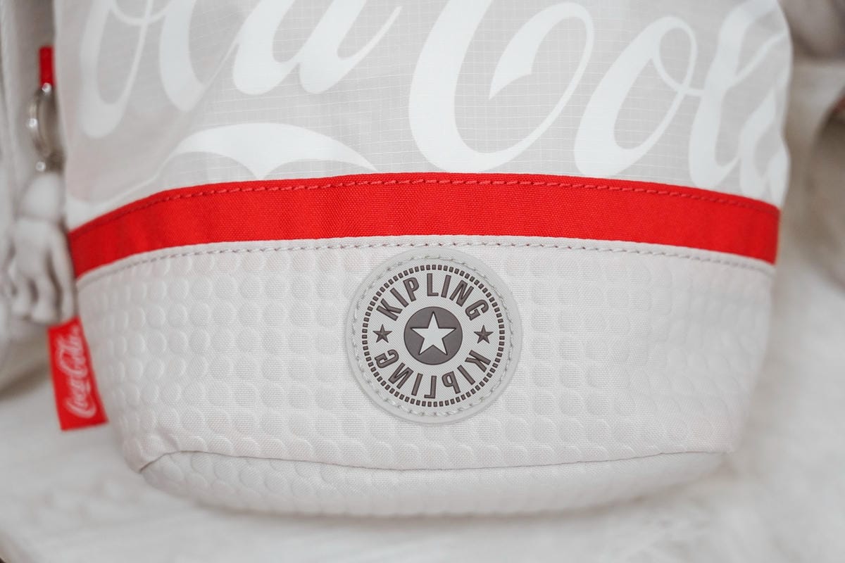 Kipling Coca-Cola 聯名款 百搭包款 2021走春潮流單品推薦8.jpg Kipling Coca-Cola 聯名款 百搭包款 2021走春潮流單品推薦8.jpg