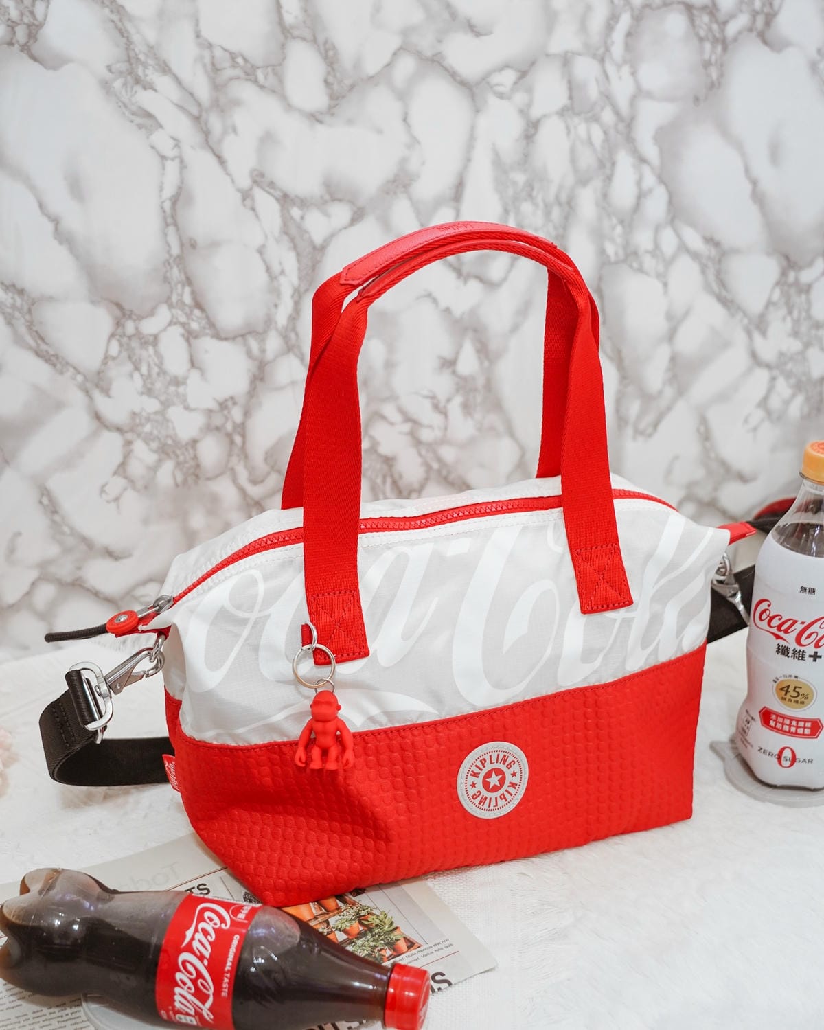 Kipling Coca-Cola 聯名款 百搭包款 2021走春潮流單品推薦19.jpg Kipling Coca-Cola 聯名款 百搭包款 2021走春潮流單品推薦19.jpg
