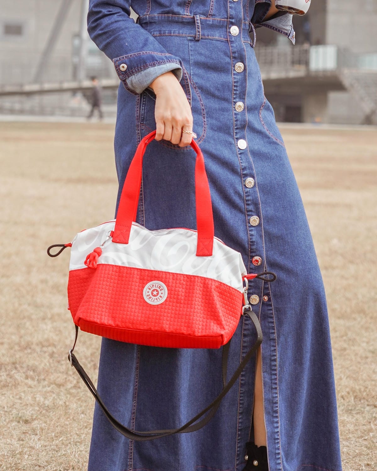 Kipling Coca-Cola 聯名款 百搭包款 2021走春潮流單品推薦25.jpg Kipling Coca-Cola 聯名款 百搭包款 2021走春潮流單品推薦25.jpg