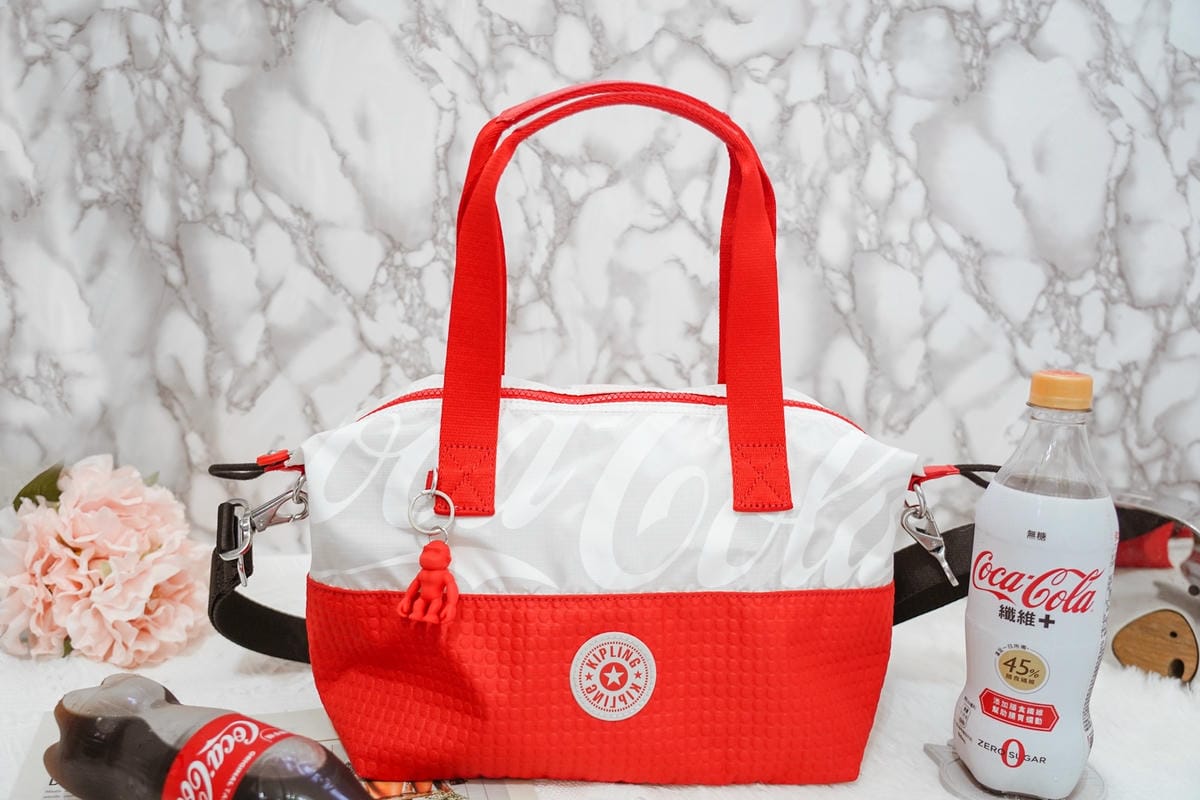 Kipling Coca-Cola 聯名款 百搭包款 2021走春潮流單品推薦16.jpg Kipling Coca-Cola 聯名款 百搭包款 2021走春潮流單品推薦16.jpg
